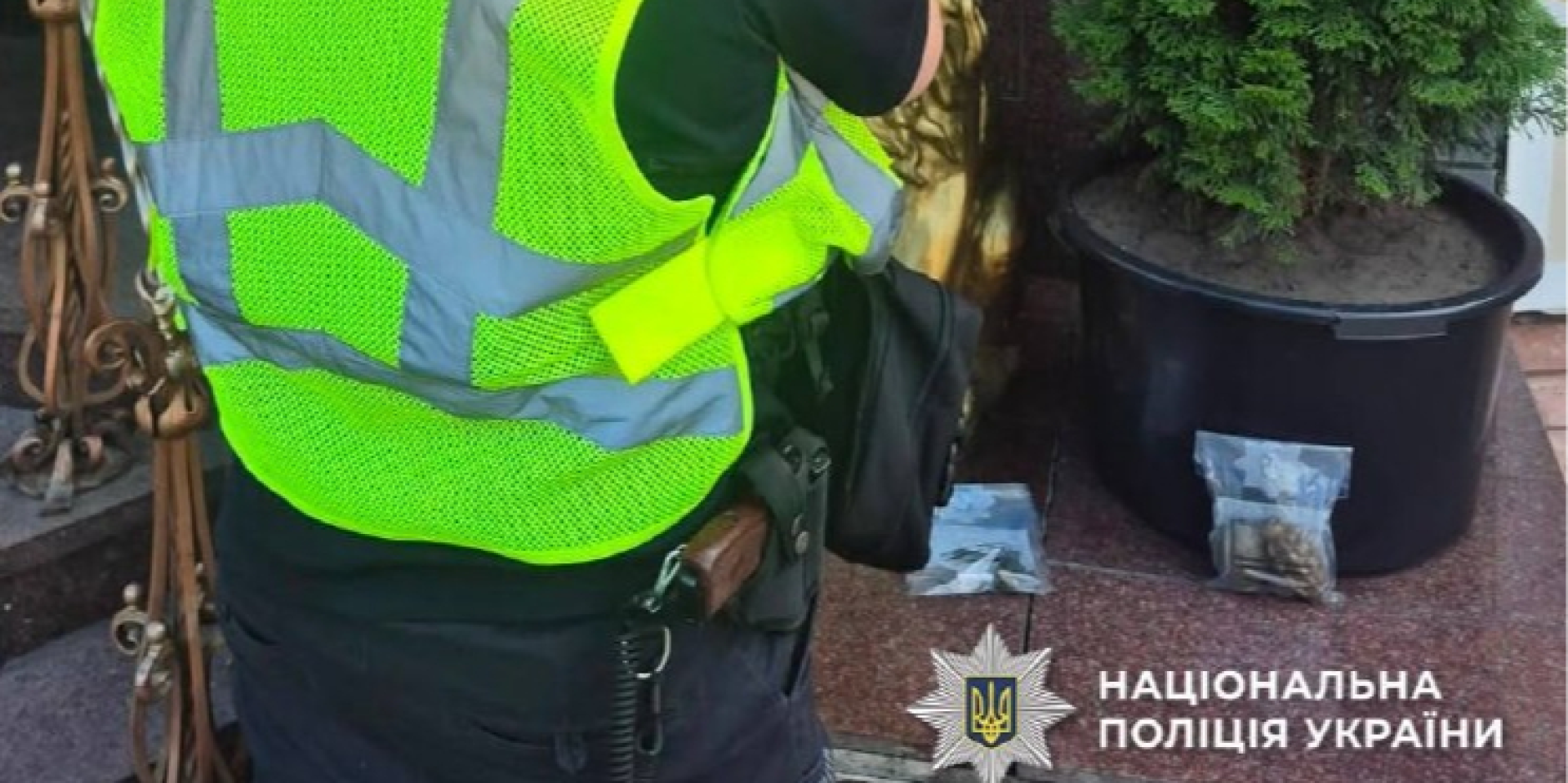 Поліція вилучила гранати та запал, знайдені біля ресторану (Фото: Поліція Києва via Telegram)