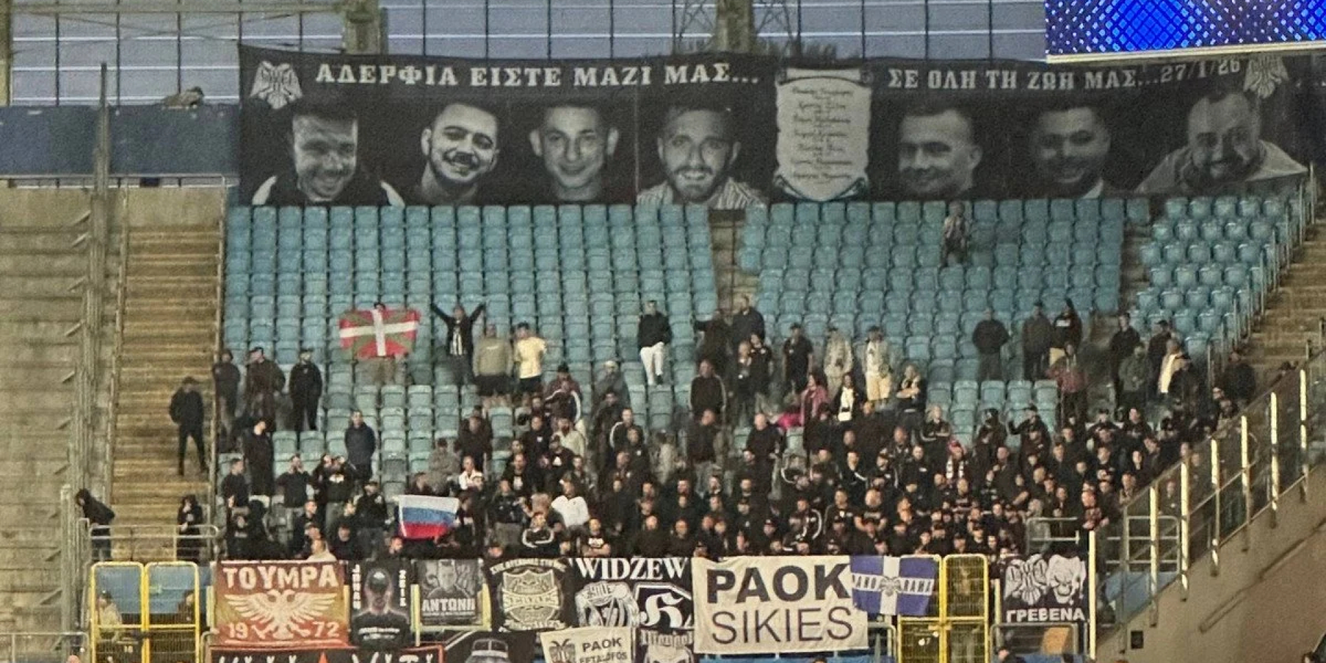 Фанаты ПАОКа вывесили флаг РФ (Фото: Telegram-канал Puzh on Tour)