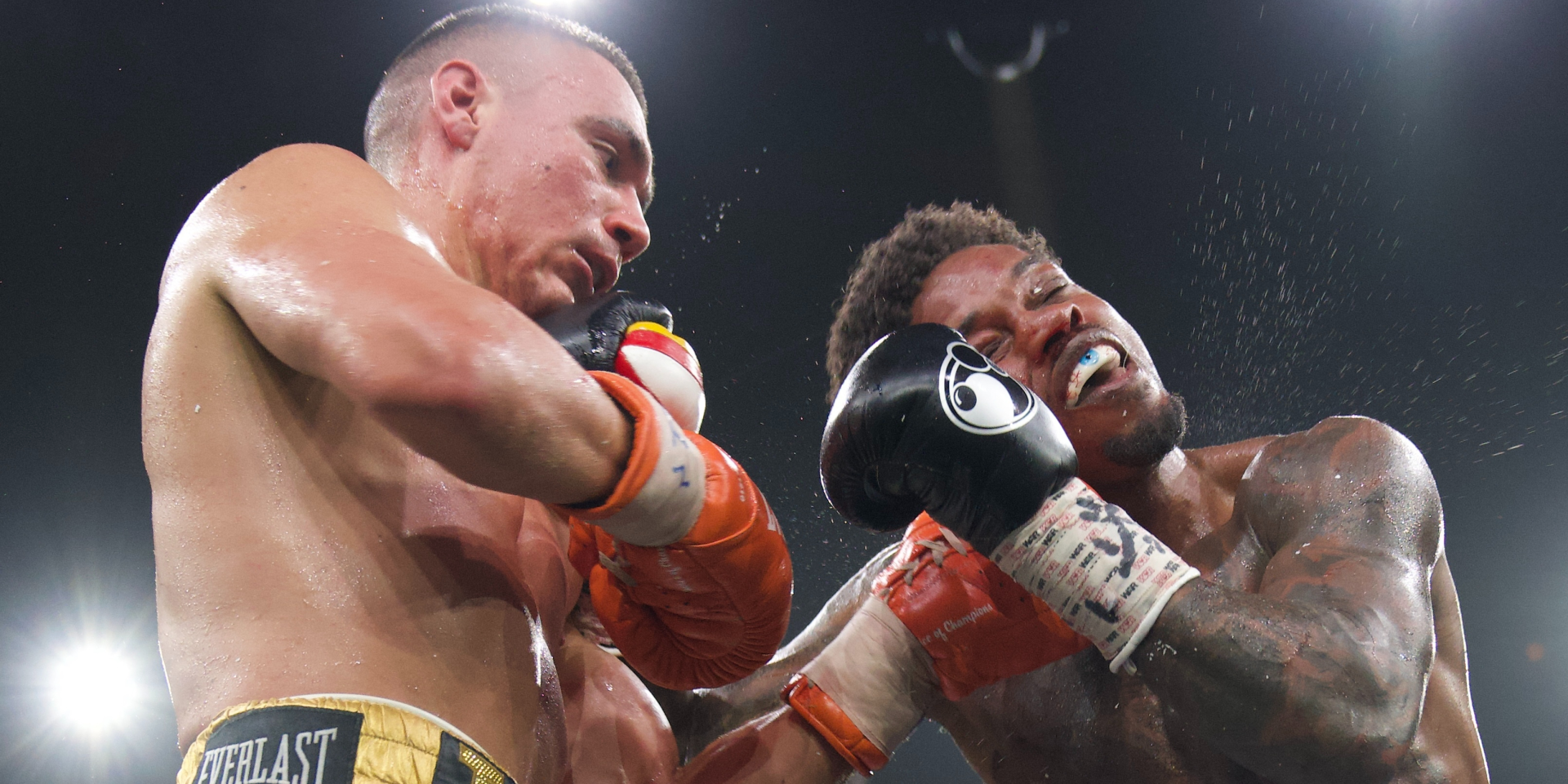 Спенс (справа) проиграл по очкам (Фото: Premier Boxing Champions)