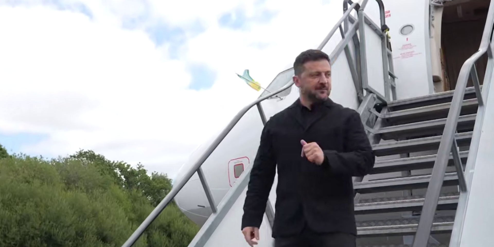 Volodymyr Zelenskyy arrives in the UK (Photo: Screenshot from a video posted by Volodymyr Zelenskyy / Telegram)