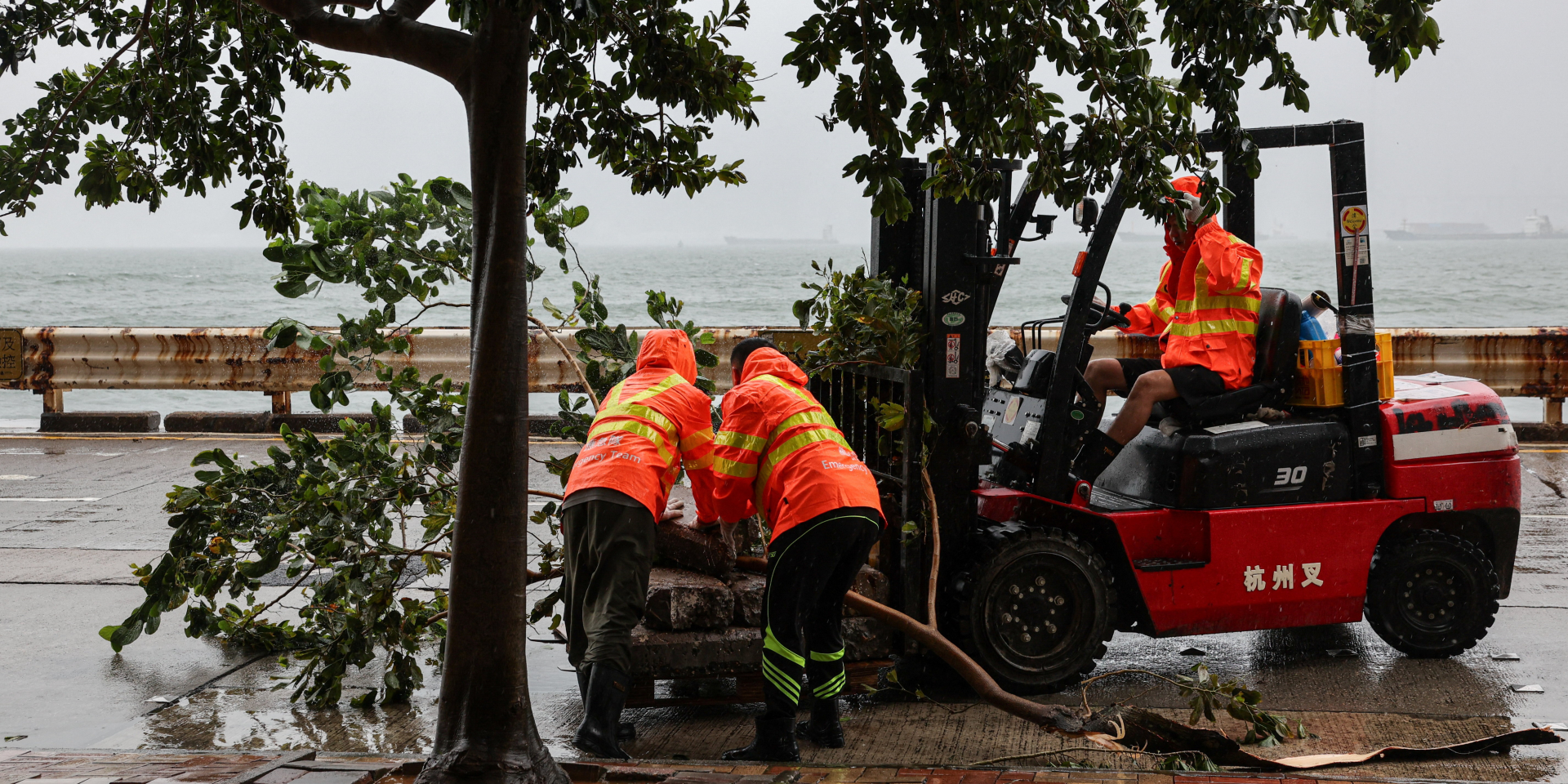 Torrential rains hit China, July 28 (Photo: REUTERS/Tyrone Siu)
