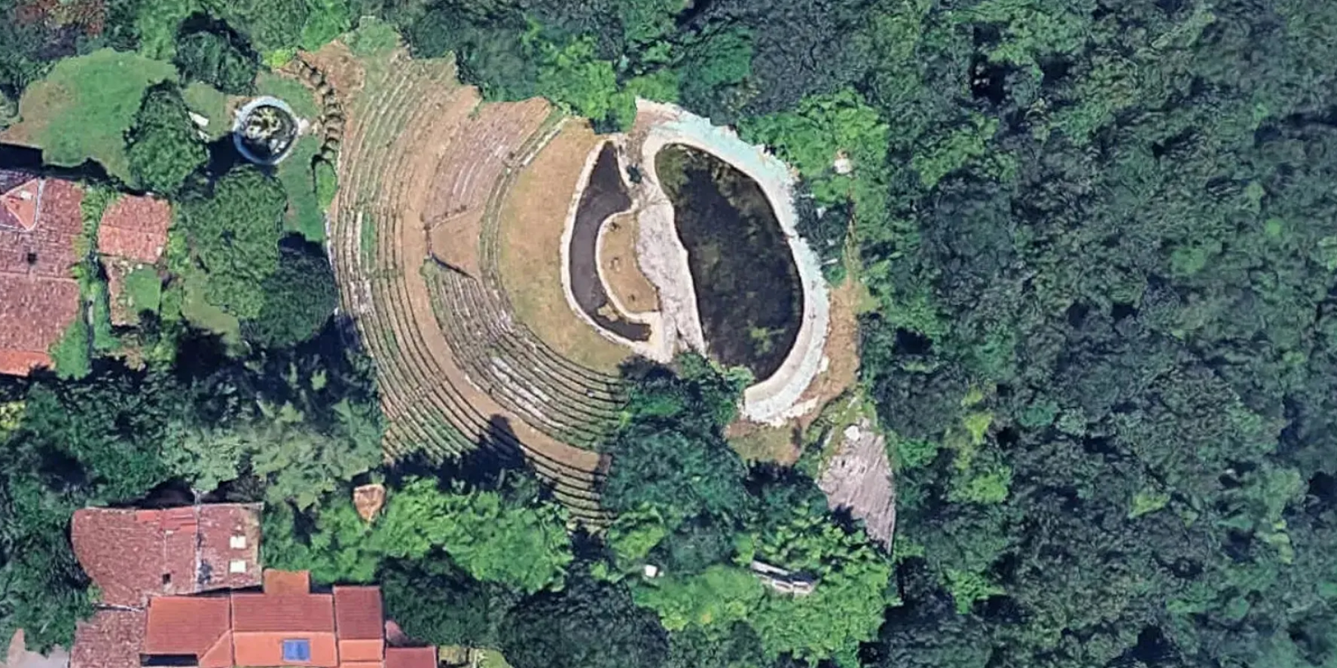 Мужчина выдавал обычное здание за старинный исторический памятник (Фото: Google Maps)