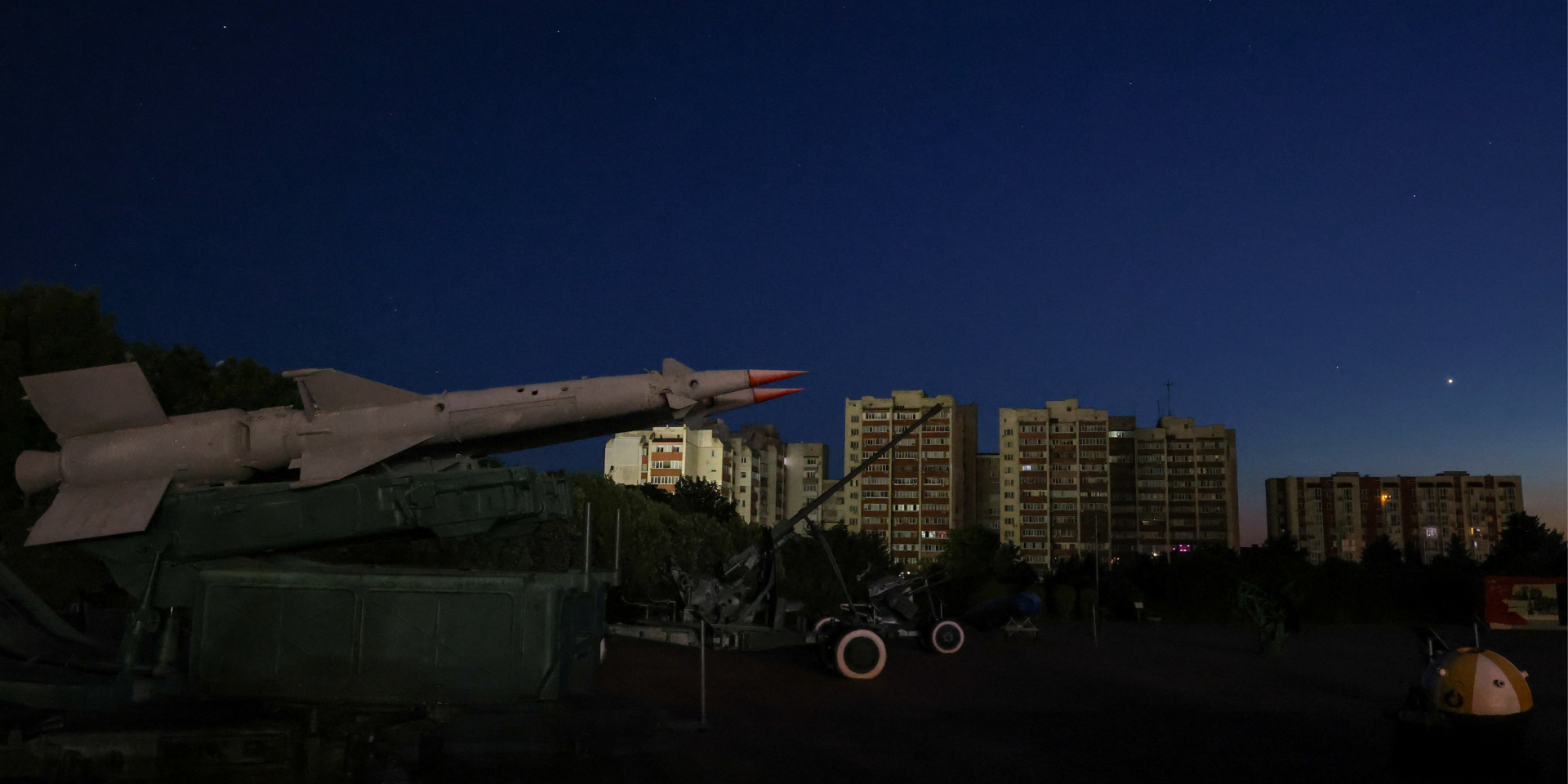 Выставка советской военной техники в обесточенной Евпатории, 5 июля 2026 года (Фото: REUTERS/Alexey Pavlishak)