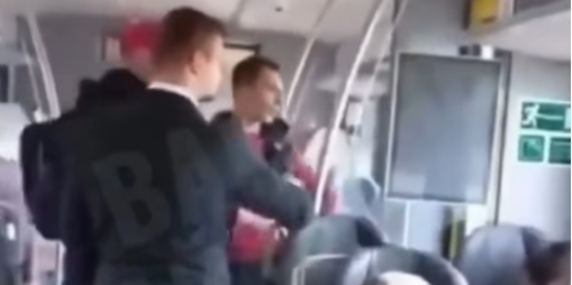 В конфликт вмешался другой пассажир, который повалил одного из молодых людей на пол, а затем вытолкнул из вагона (Фото: Скриншот відео/Facebook)