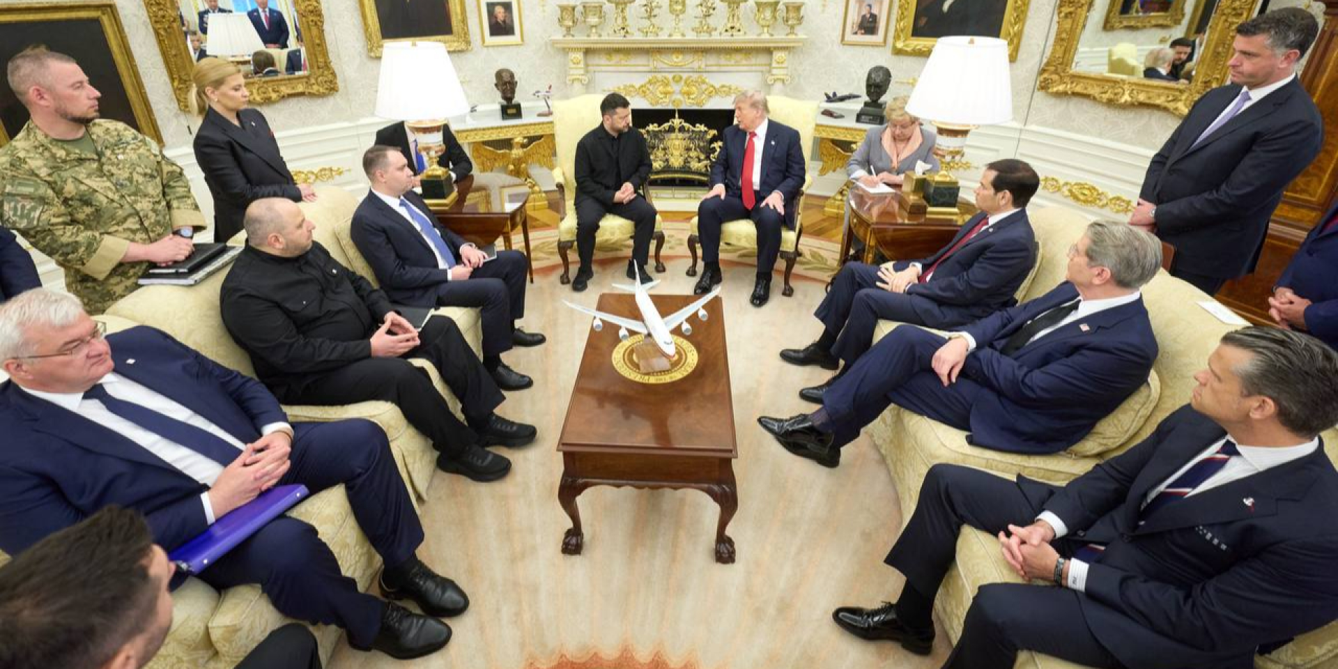 Зеленский и Трамп, украинская и американская делегации, во время встречи 28 июля (Фото: t.me/V_Zelenskiy_official)