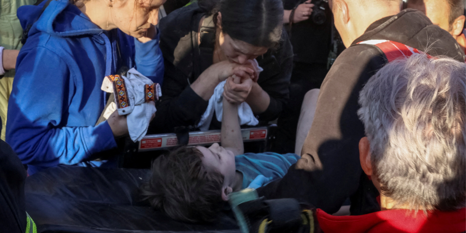 Спасатели достали 6-летнего мальчика и его отца из-под завалов во Львове (Фото: REUTERS/Roman Baluk)