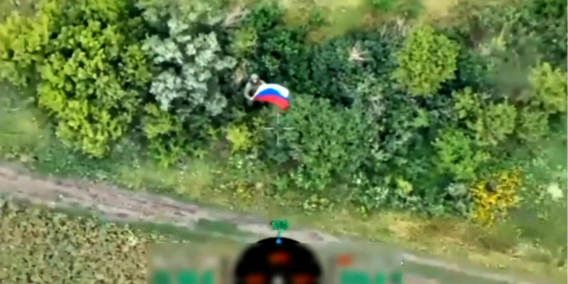 Штурмовик оказался выше деревьев (Фото: Скриншот ArmyInform)