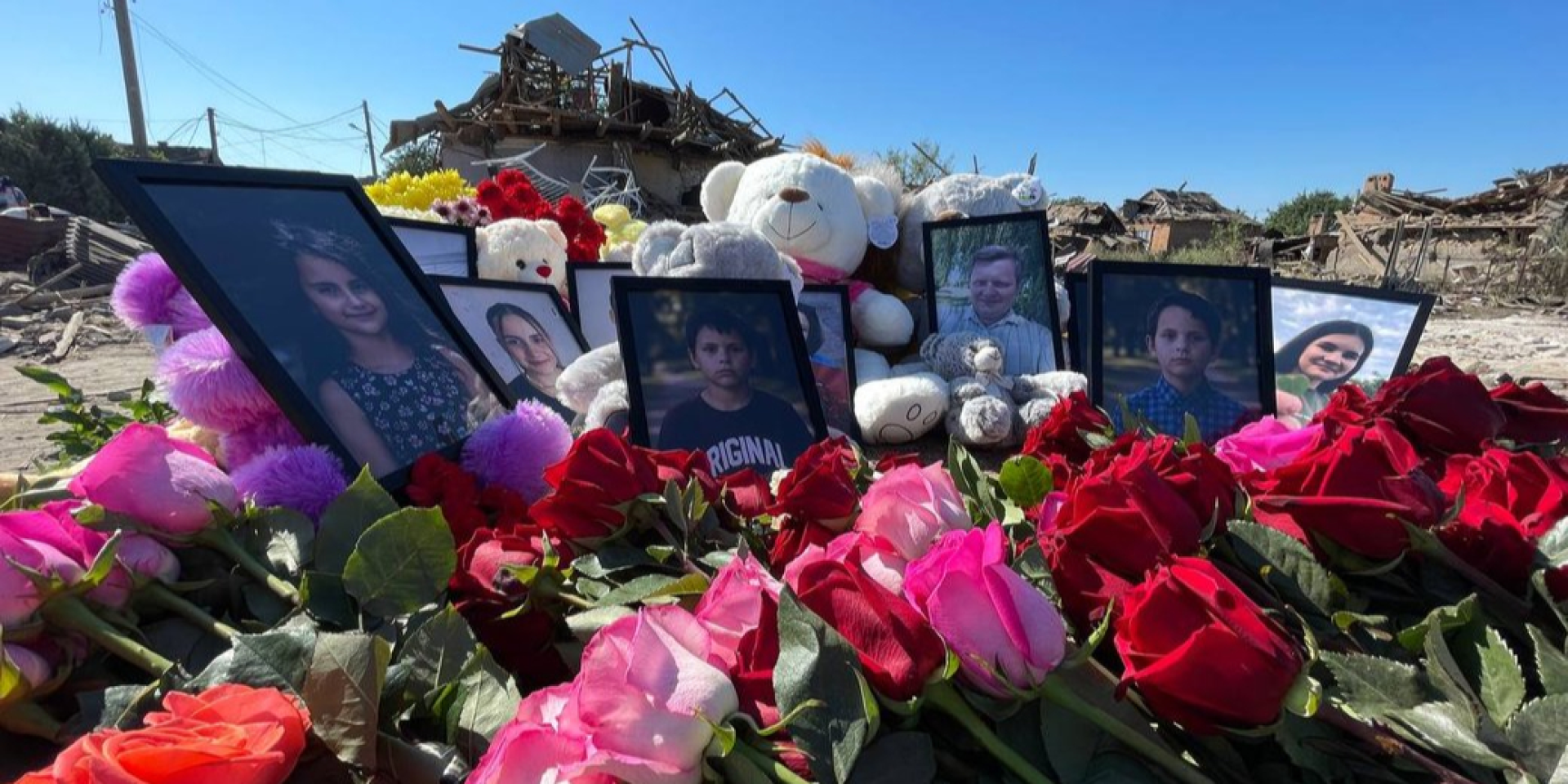 Мемориал в Радушном (Криворожье) у дома многодетной семьи, по которому РФ нанесла ракетный удар (Фото: Суспільне Днепр)