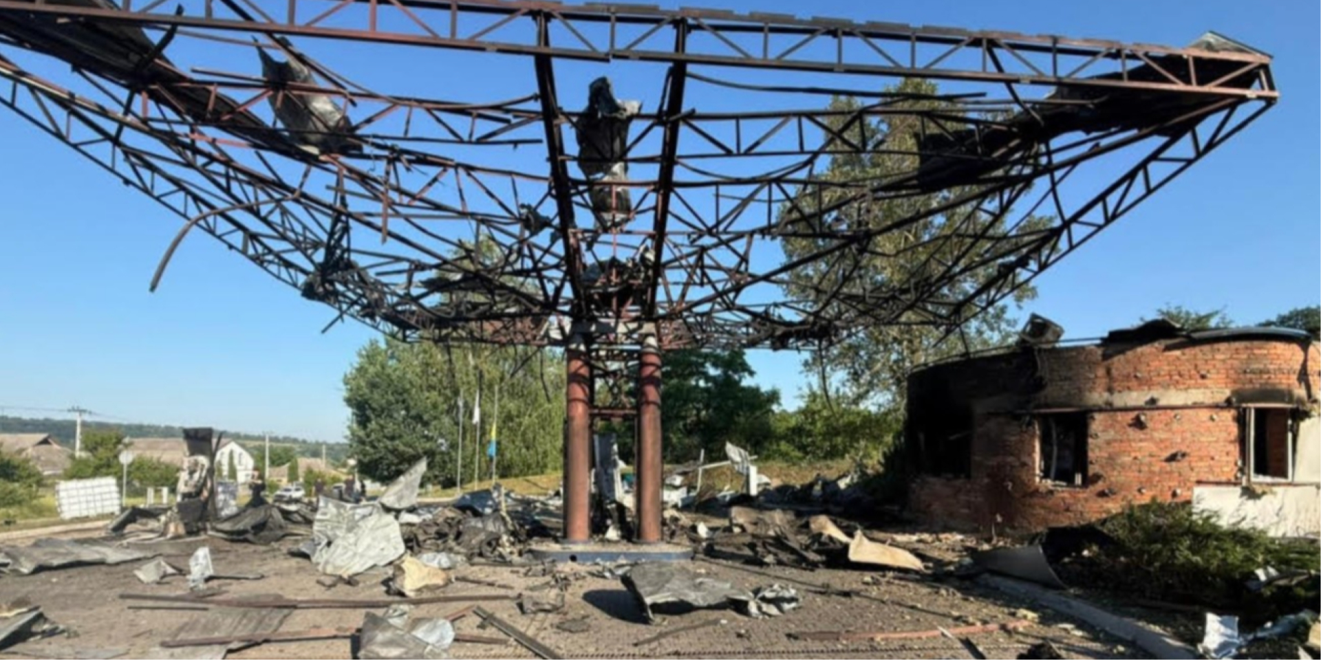 Разрушенная украинская АЗС после вражеского удара (Фото: Укрнафта)