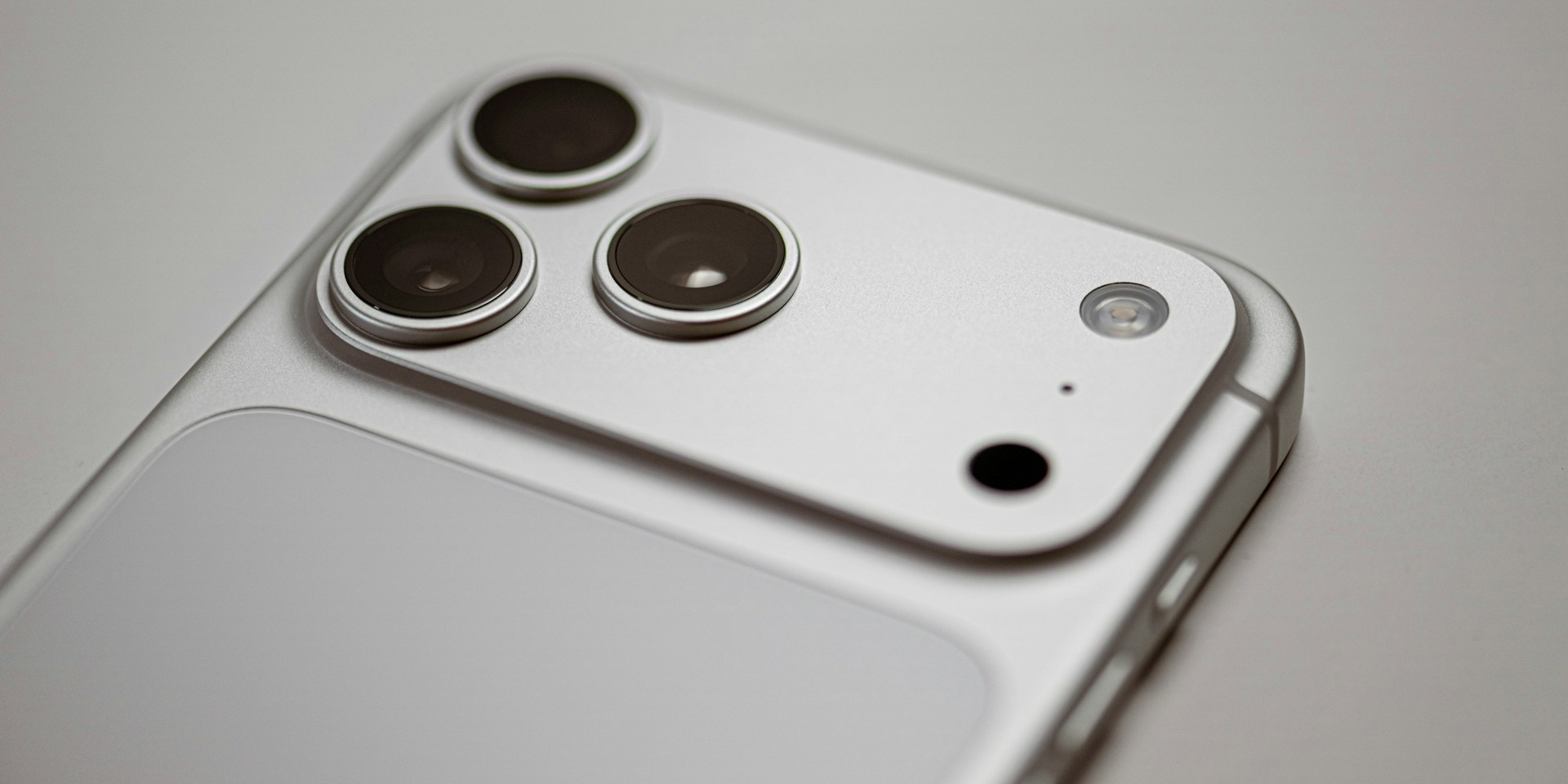 iPhone Pro из будущей линейки, вероятно, будет заметно дороже предшественника (Фото: Unsplash)