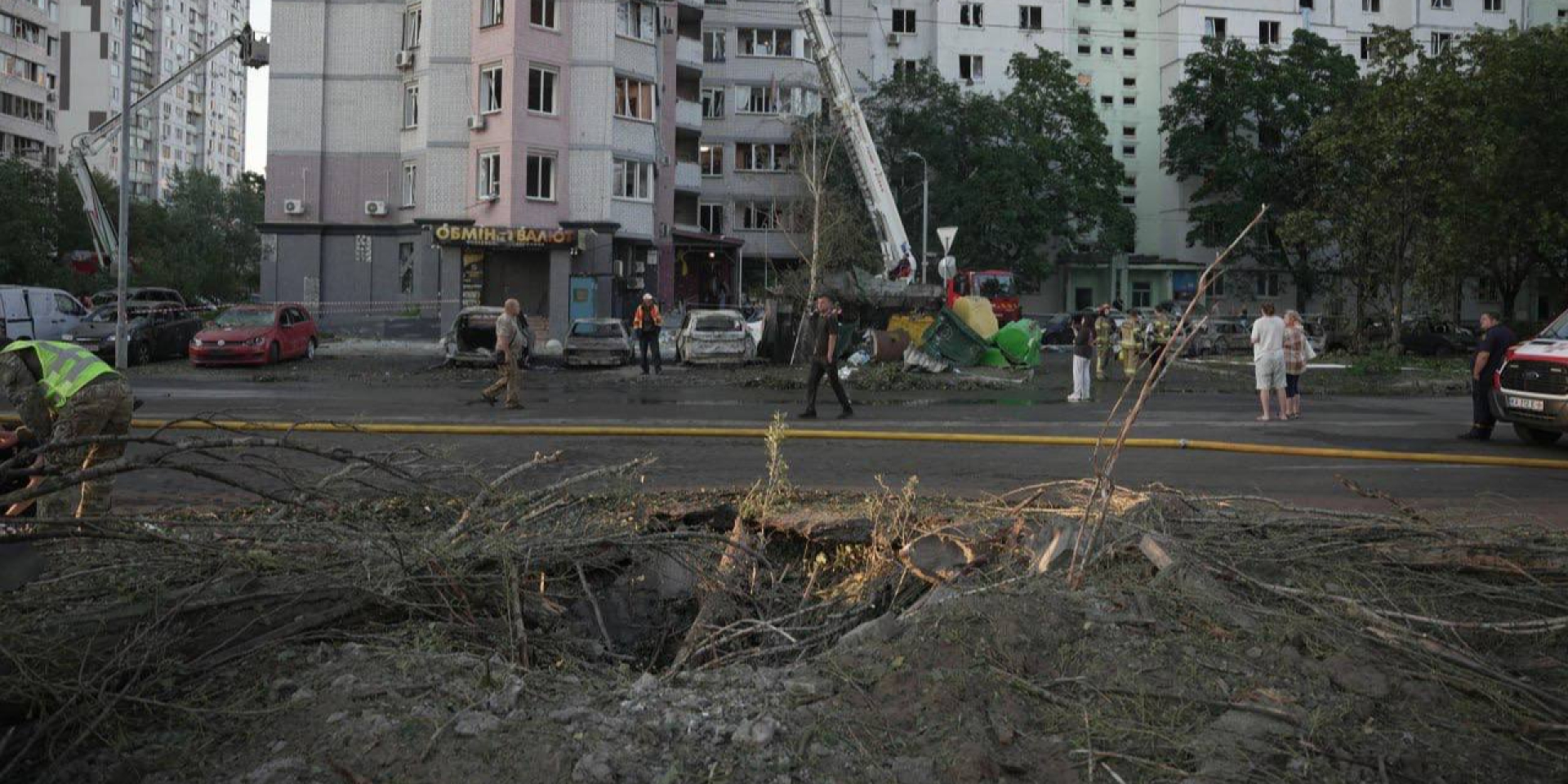 Россияне нанесли удар баллистикой по Дарницкому и Соломенскому районам (Фото: ГСЧС Украины)