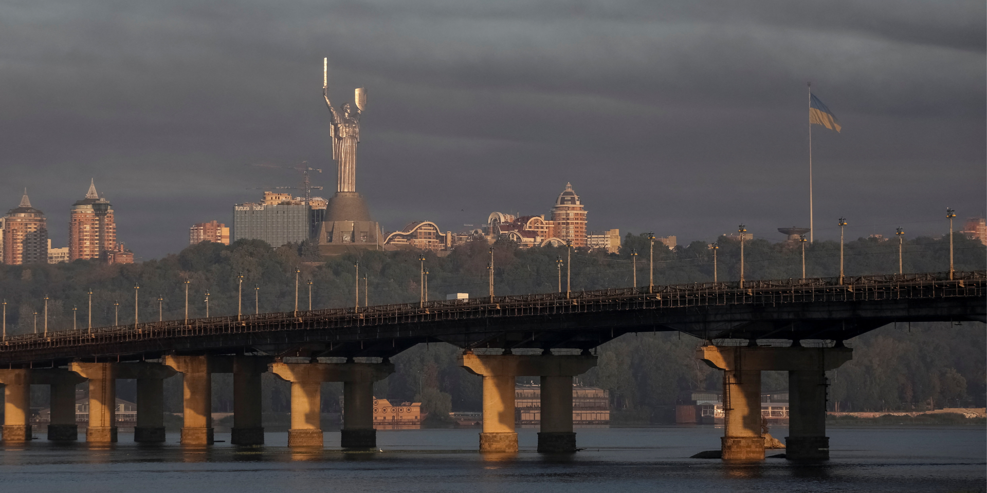Движение по улицам Урловской и Здолбуновской в Киеве частично перекрыто после ракетного удара 1 августа 2026 года (Фото: REUTERS/Anatolii Stepanov)