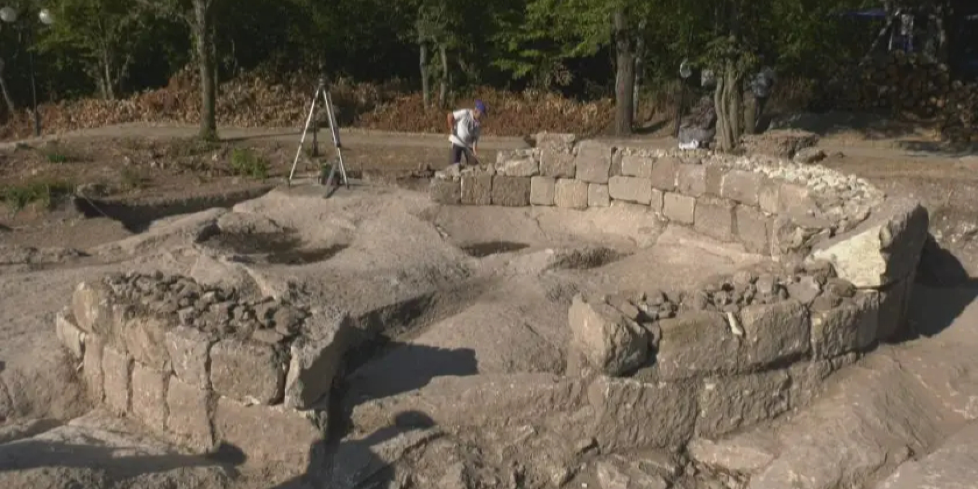 В Болгарии раскопали круглый мавзолей (Фото: bntnews.bg)