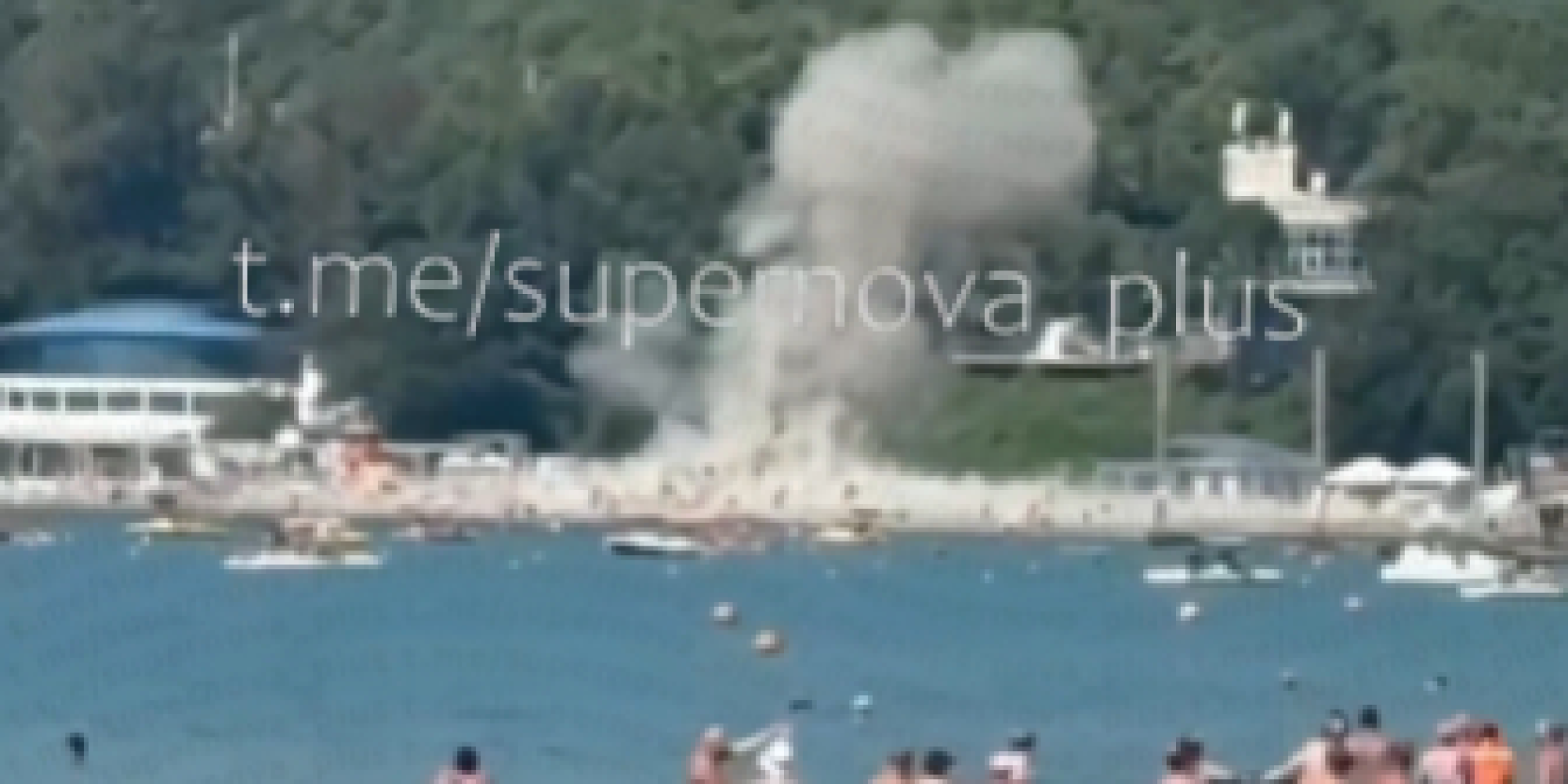 Падение обломков БпЛА на пляж в селе Архипово-Осиповка (Фото: Supernova+ / Telegram / Скриншот)