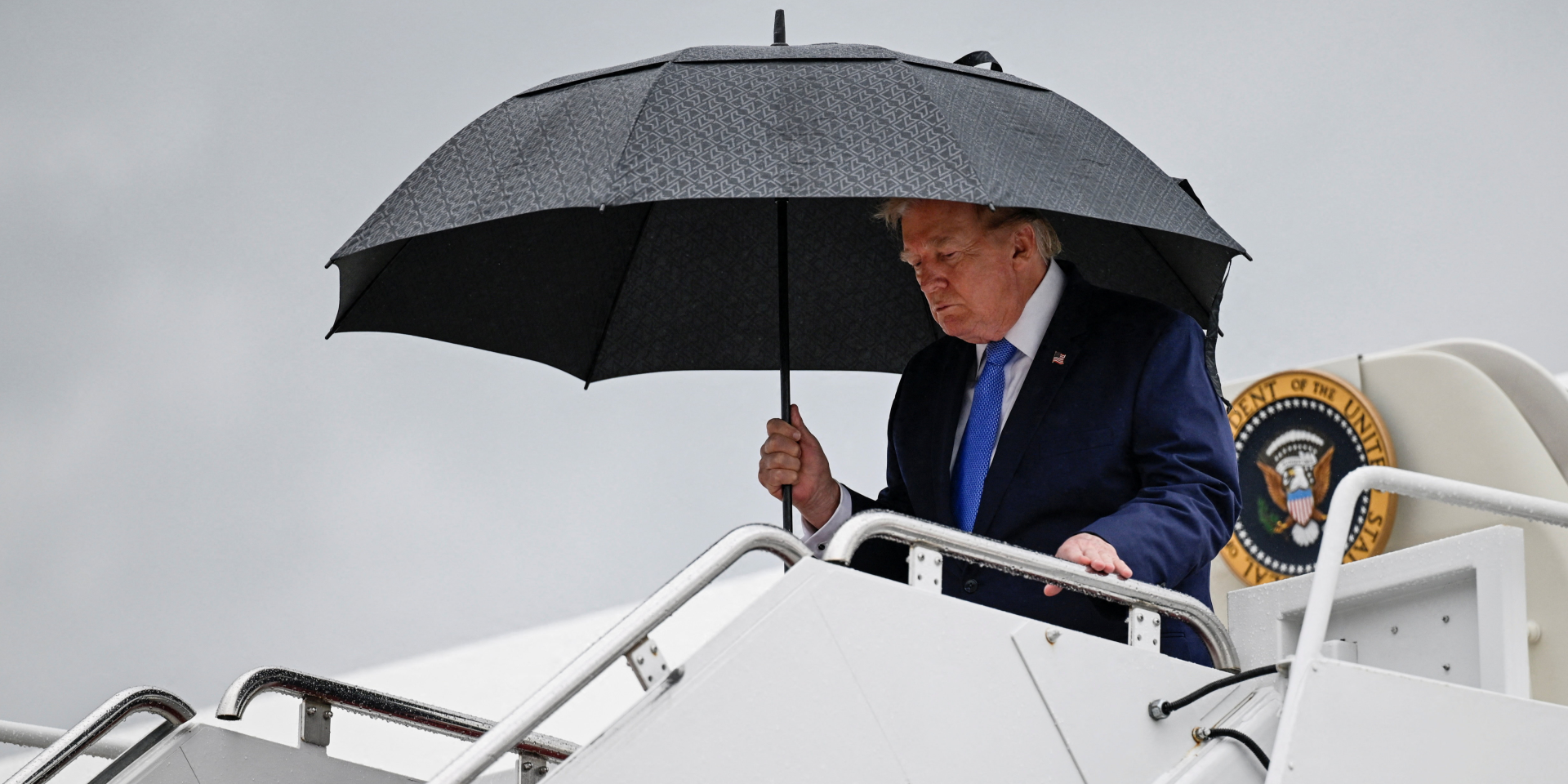 U.S. President Donald Trump holds an umbrella as he disembarks Air Force One at Joint Base Andrews, in Maryland, U.S., August 2, 2026. (Photo: REUTERS/Daniel Heuer)