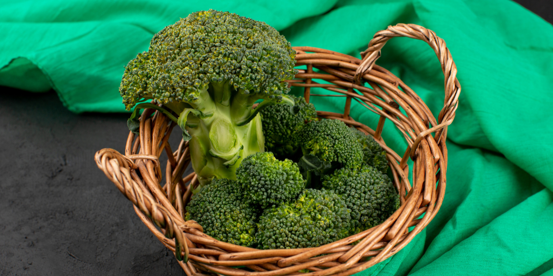 Какие продукты содержат мало калорий (Фото: magnific.com/KamranAydinov)