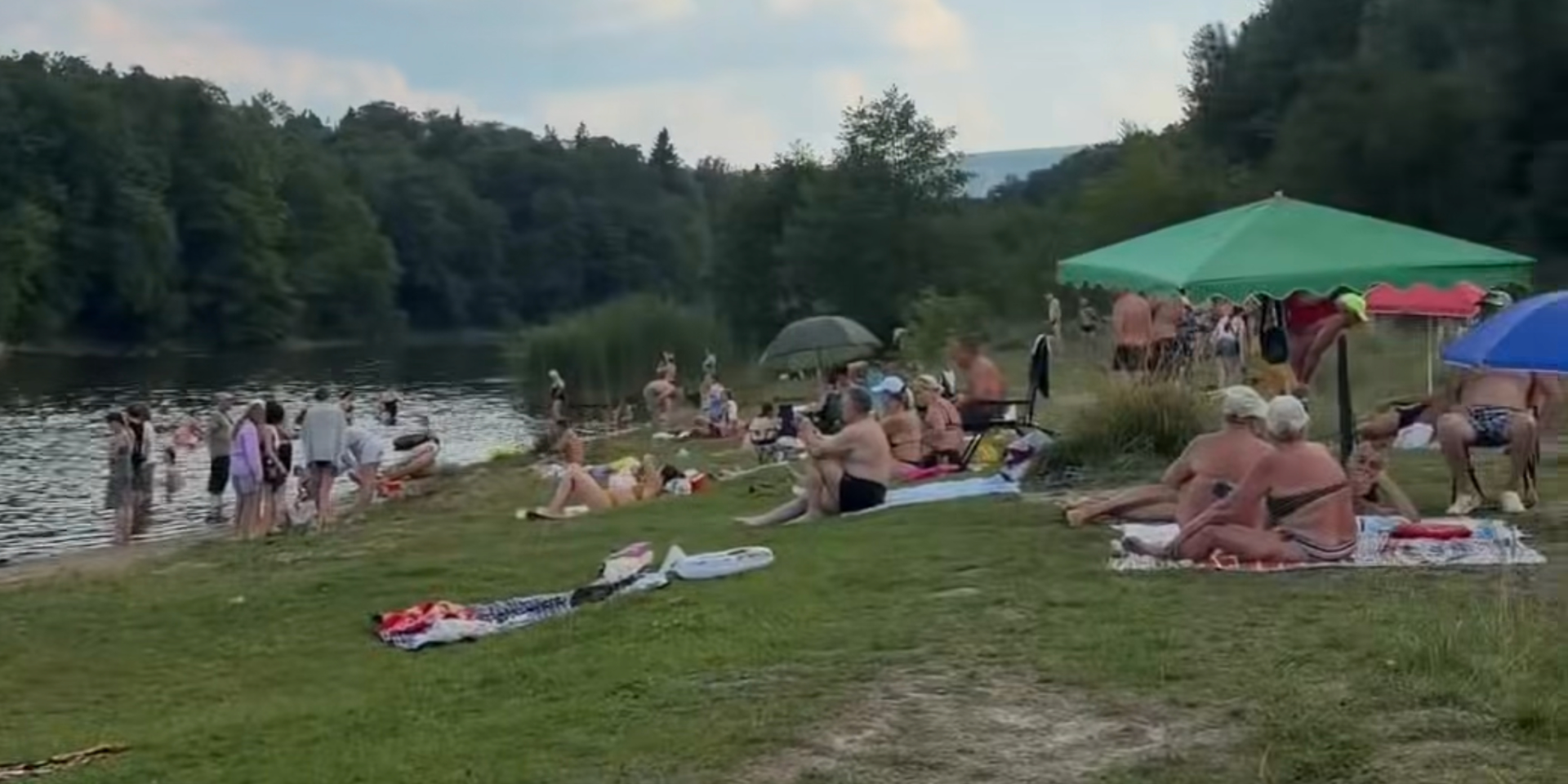 В Трускавце во время отдыха на общественном пляже трое людей громко слушали российскую музыку (Фото: Скриншот видео Facebook Viktoria Korytska)