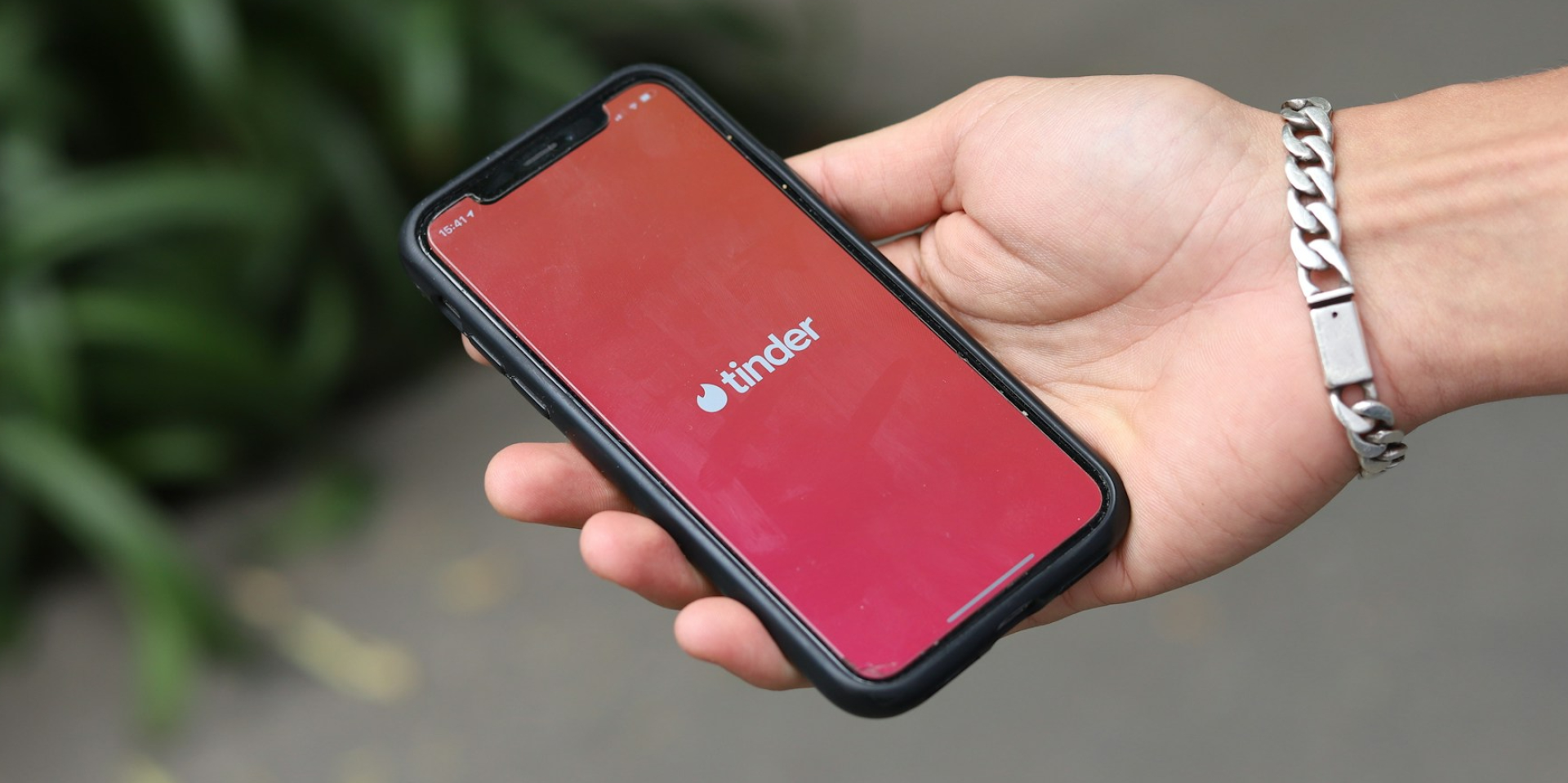Tinder делает ставку на живые встречи — одних свайпов уже недостаточно (Фото: Unsplash)