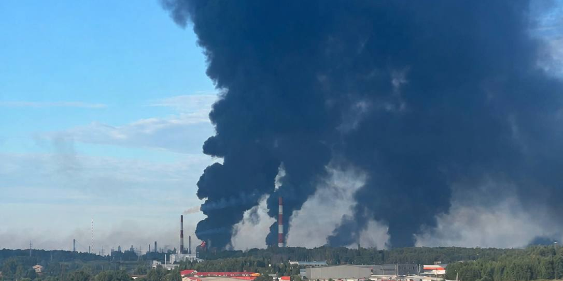Ukrainian drones hit Yaroslavl oil refinery (Photo: Fire Point / Telegram)