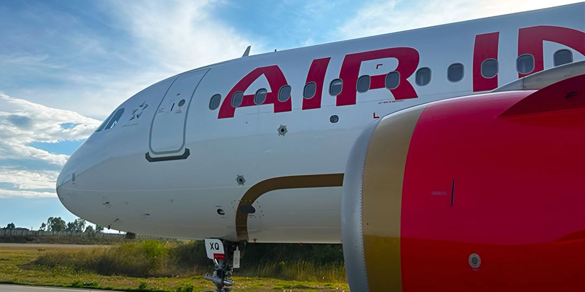 Почти десять человек пострадали после того, как самолет Air India попал в зону турбулентности и резко потерял 90 метров высоты (Фото: Air India/Facebook)