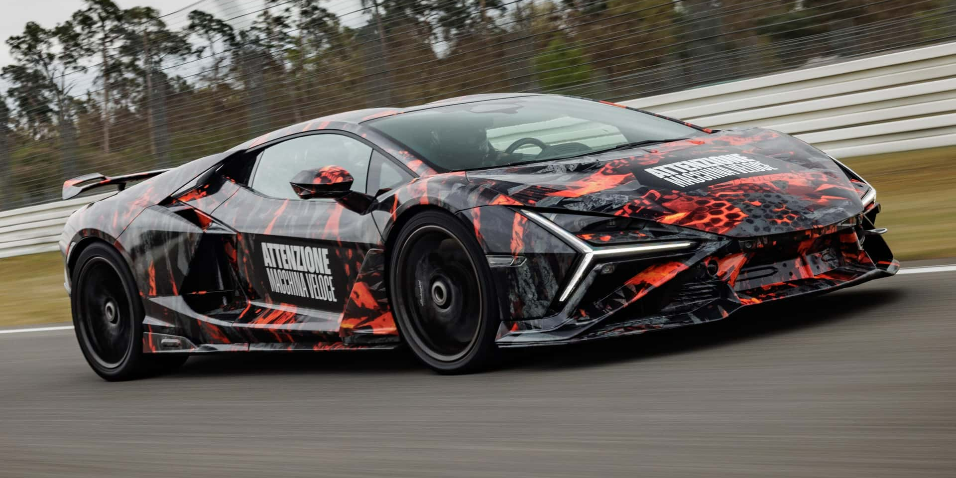 Новый суперкар Revuelto SV на трассе (Фото: Lamborghini)