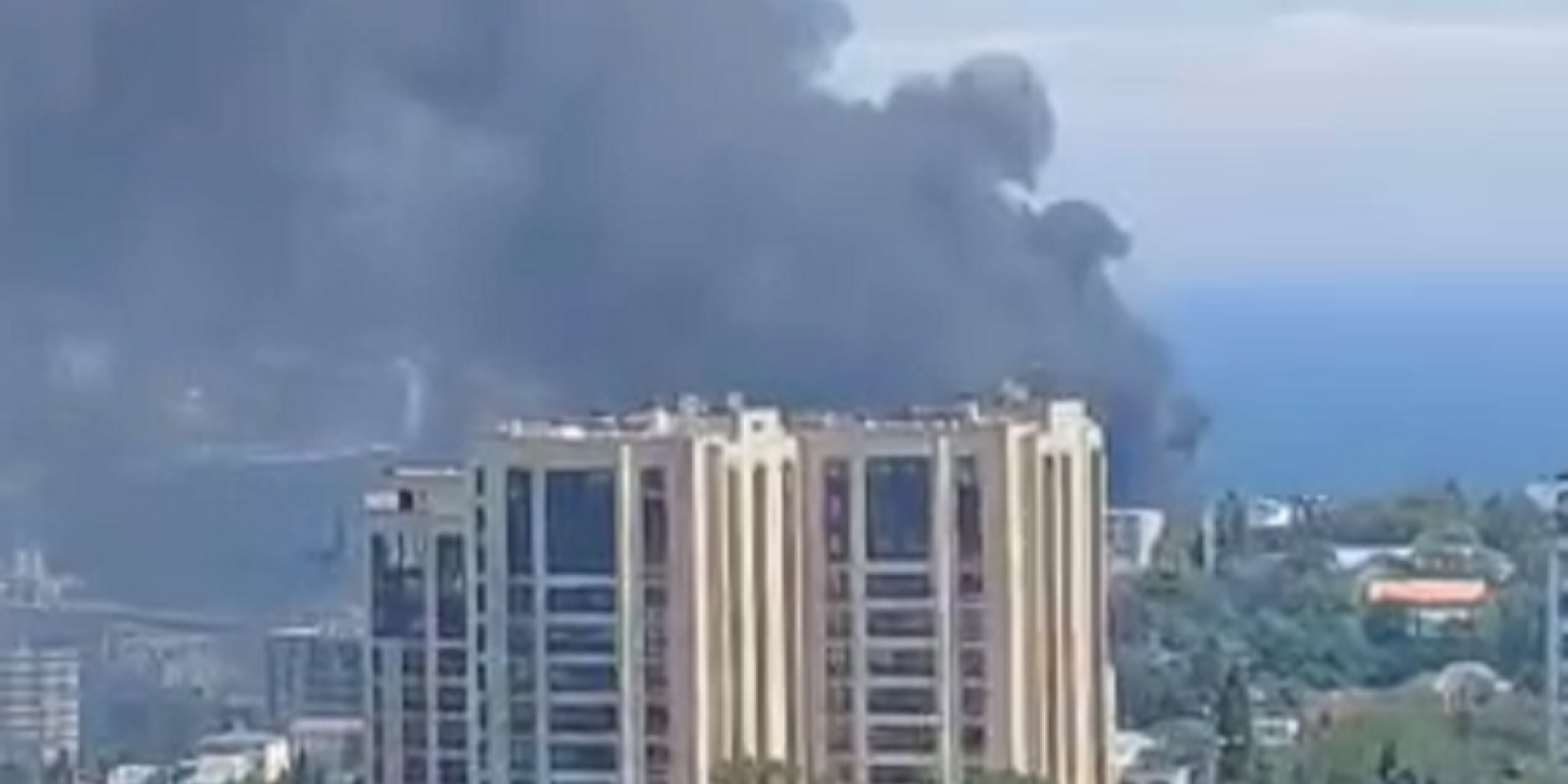 Black smoke over occupied Yalta, August 7, 2026 (Photo: Video screenshot / Exilenova+ / Telegram)