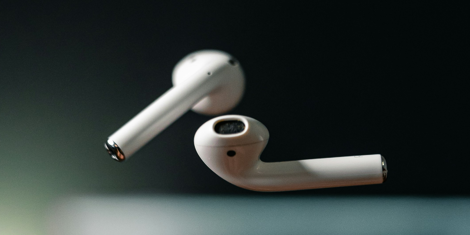 AirPods и другие варианты Bluetooth-наушников (Фото: Unsplash)