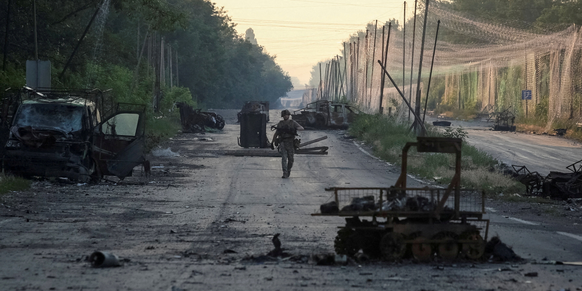 Украинский военнослужащий между городами Дружковка и Константиновка в Донецкой области, 24 июня 2026 года (Фото: REUTERS/Anatolii Stepanov)
