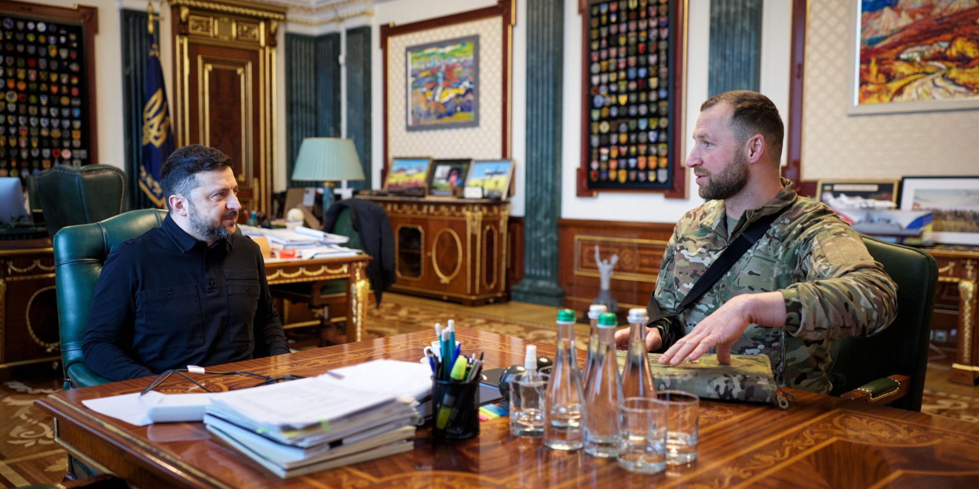 Президент Украины Владимир Зеленский и тогда еще исполняющий обязанности главы СБУ Евгений Хмара обсуждают план 40-дневной кампании ударов большой дальности по России (Фото: ПСОПУ)