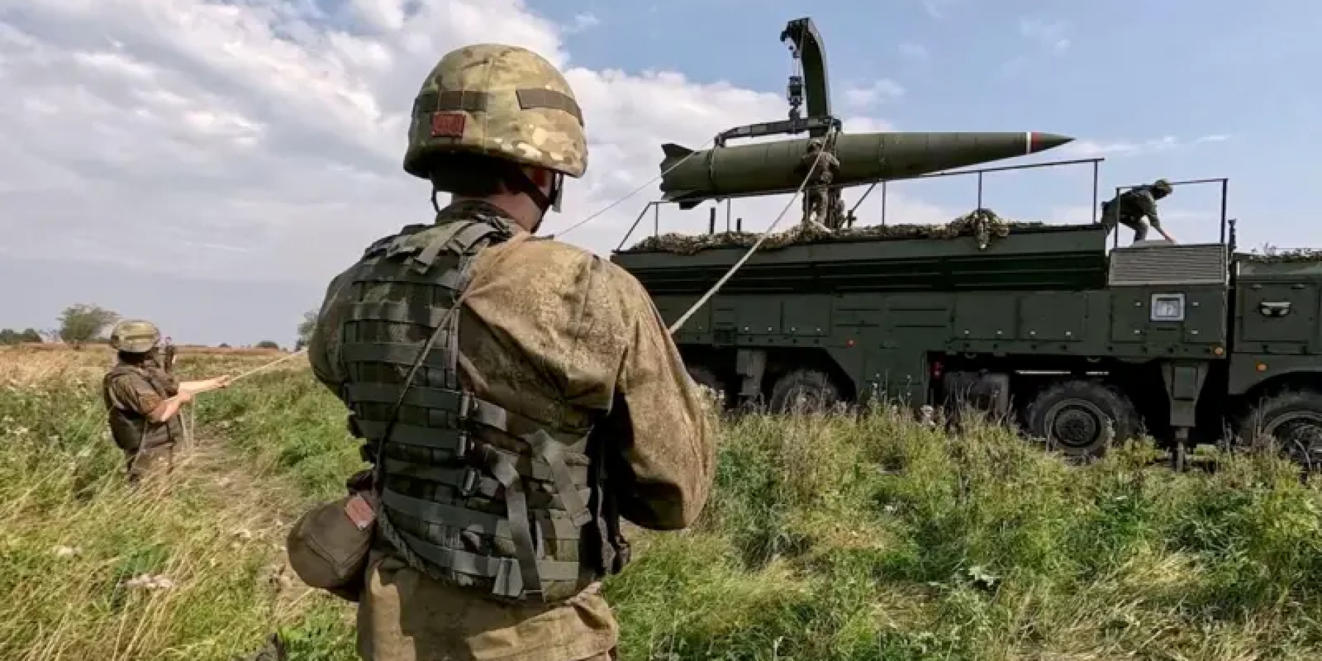 Российские военные загружают ракету на транспортно-заряжающую машину комплекса Искандер-М (Фото: EPA)
