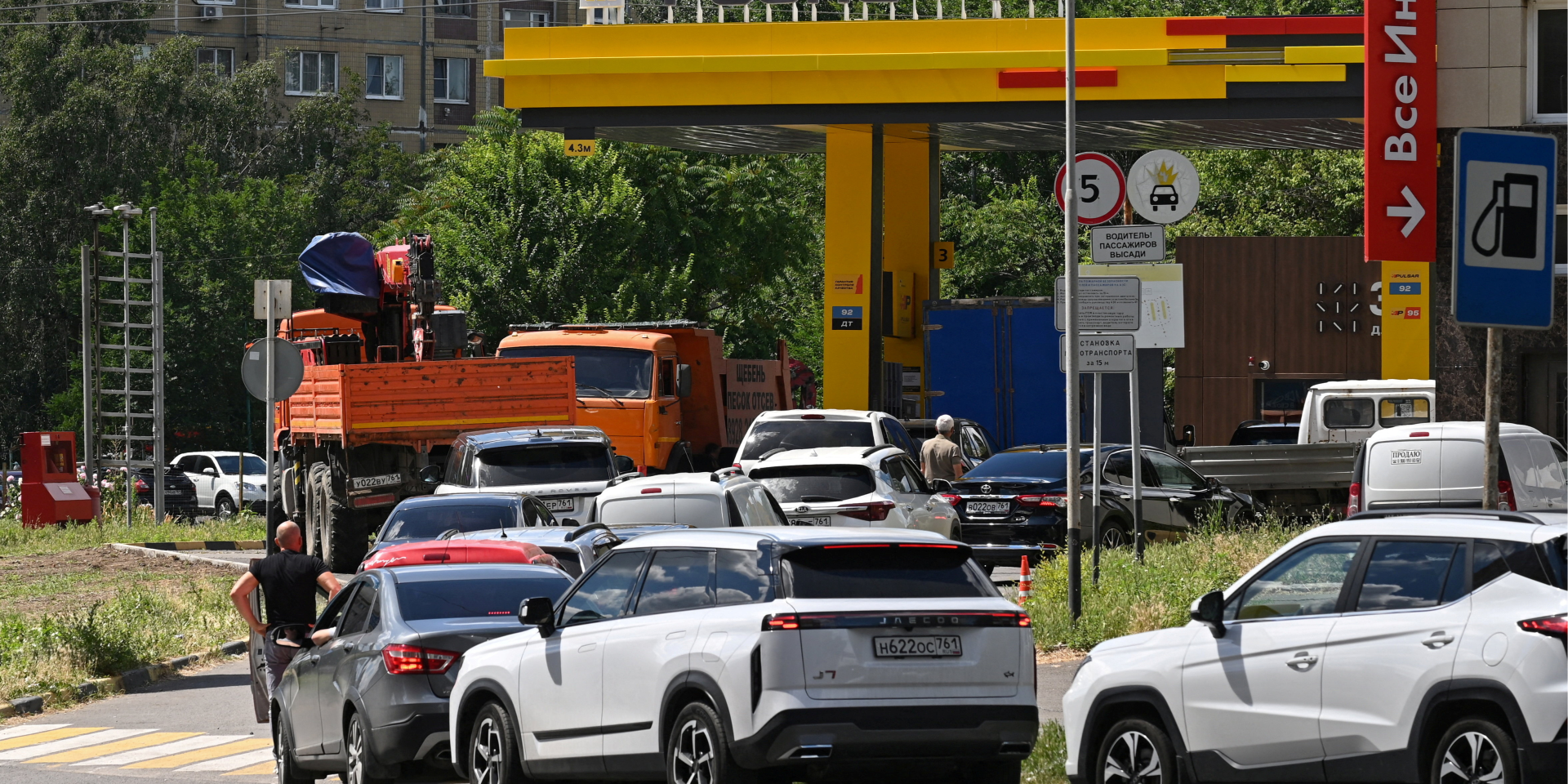 Очередь на заправку Роснефти в Ростове-на-Дону, 29 июня (Фото: REUTERS/Sergey Pivovarov)