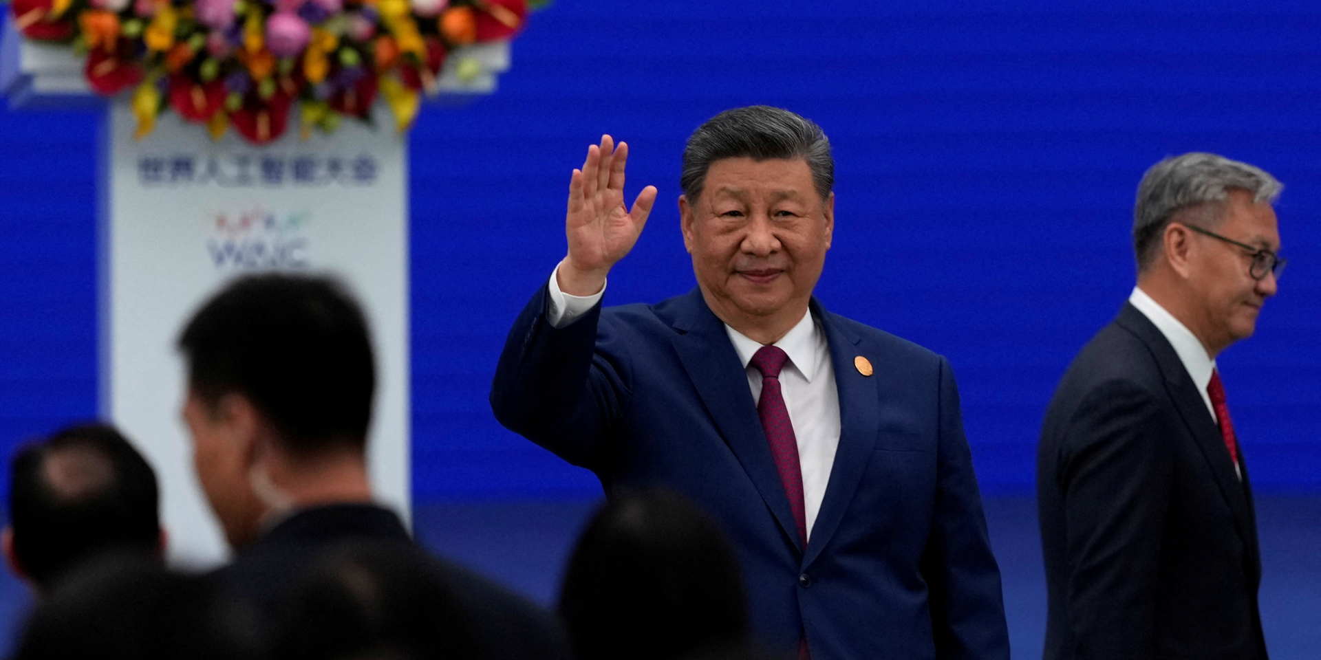 Лидер Китая Си Цзиньпин машет рукой. Июль 2026 года (Фото: Ng Han Guan/Pool via REUTERS)