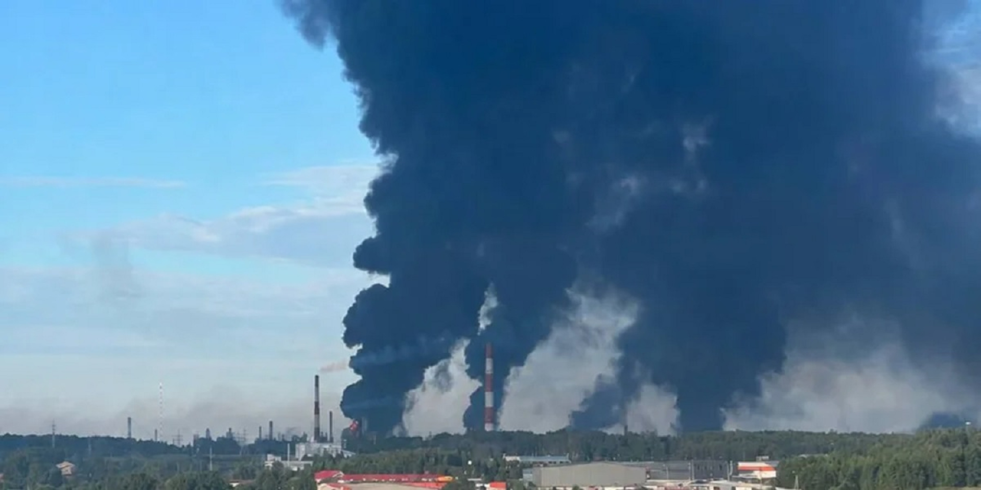 Ukrainian drones struck the Yaroslavl Oil Refinery (Photo: Fire Point / Telegram)