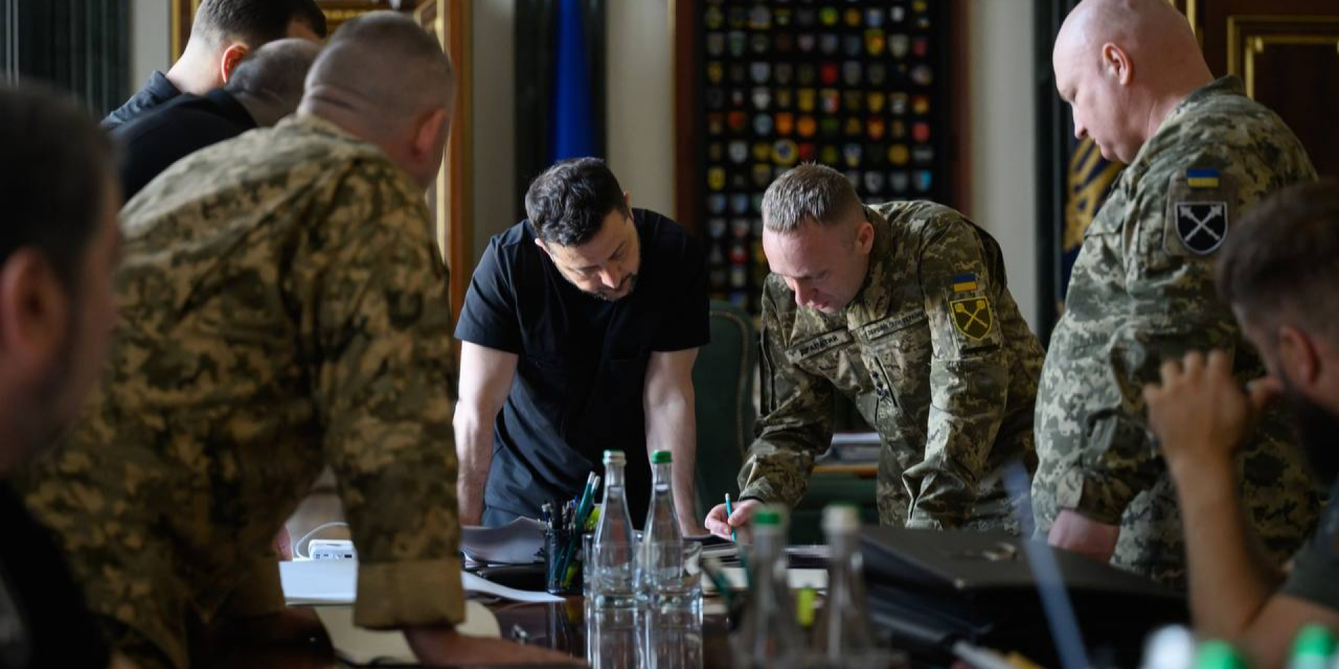 Zelenskyy and Drapatyi reviewed the results of the Ukrainian Armed Forces’ offensive operation in the Oleksandrivskyi sector (Photo: Zelenskiy / Official via Telegram)