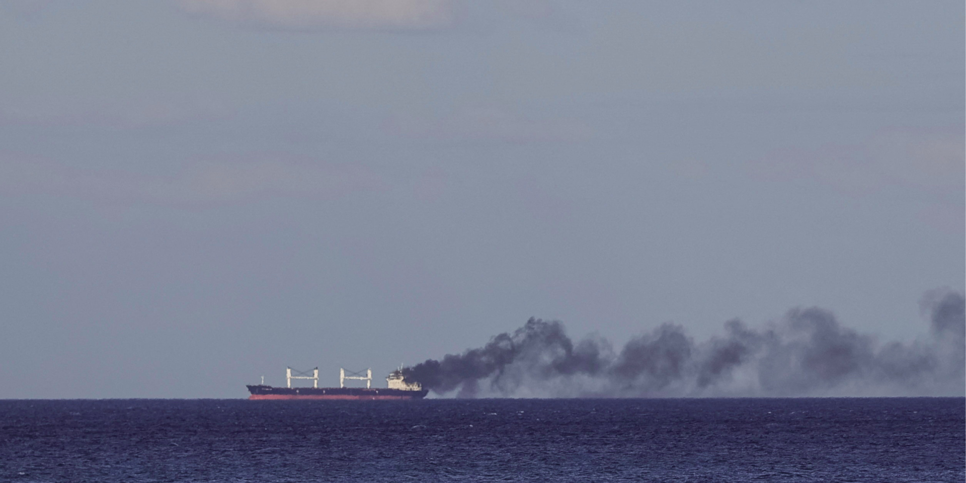 Гражданское судно горит после российской атаки в Черном море неподалеку от Одессы, 28 июля 2026 года (Фото: REUTERS/Nina Liashonok)