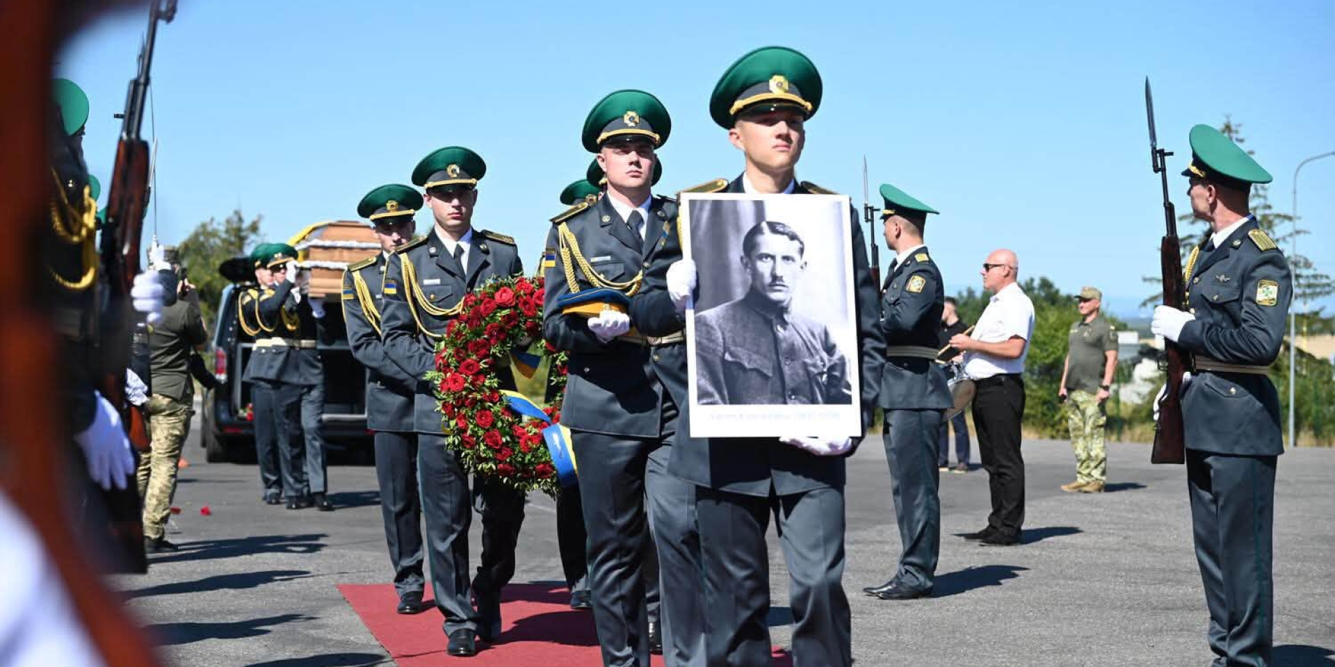 Прах Евгения Коновальца доставили в Украину, 13 августа 2026 года (Фото: Ирина Верещук/Facebook)