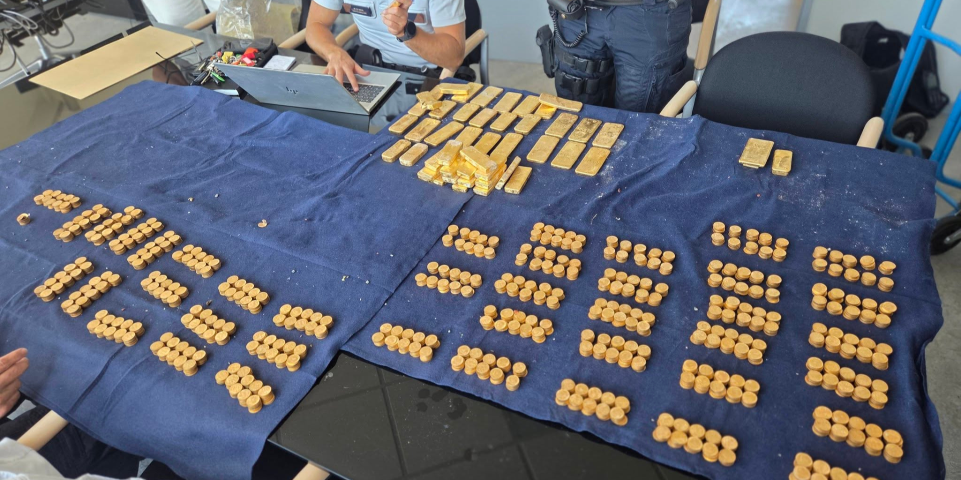 В Бельгии во время ремонтных работ на канализации нашли золото (Фото: Lokale Politie Dendermonde)