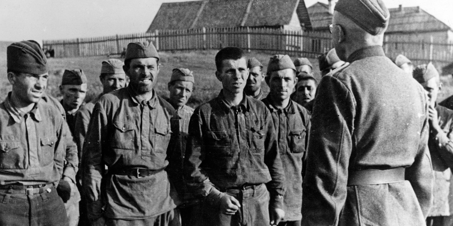 Советские пленные отвечают на перекличке в немецком концлагере, август 1941 года (Фото: Heinrich Hoffmann/Mondadori via Getty Images)