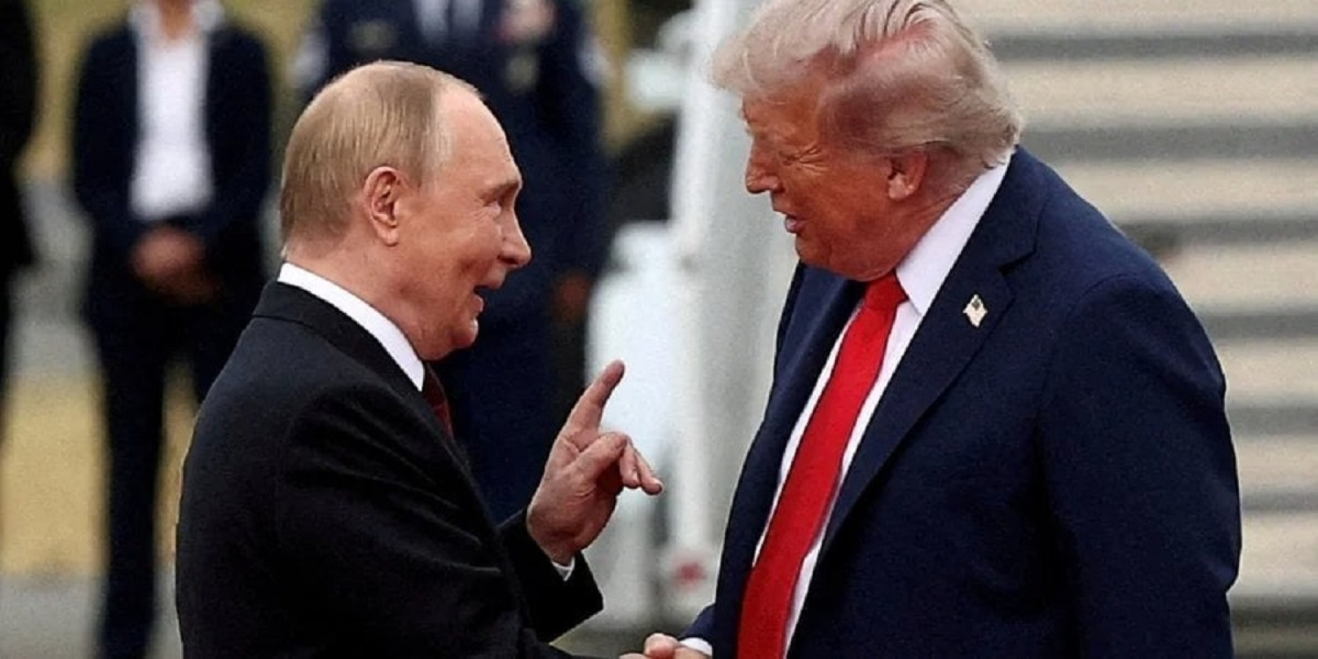 Президент США Дональд Трамп и российский диктатор Владимир Путин во время встречи в Анкоридже, Аляска, 15 августа 2025 года (Фото: REUTERS/Kevin Lamarque)