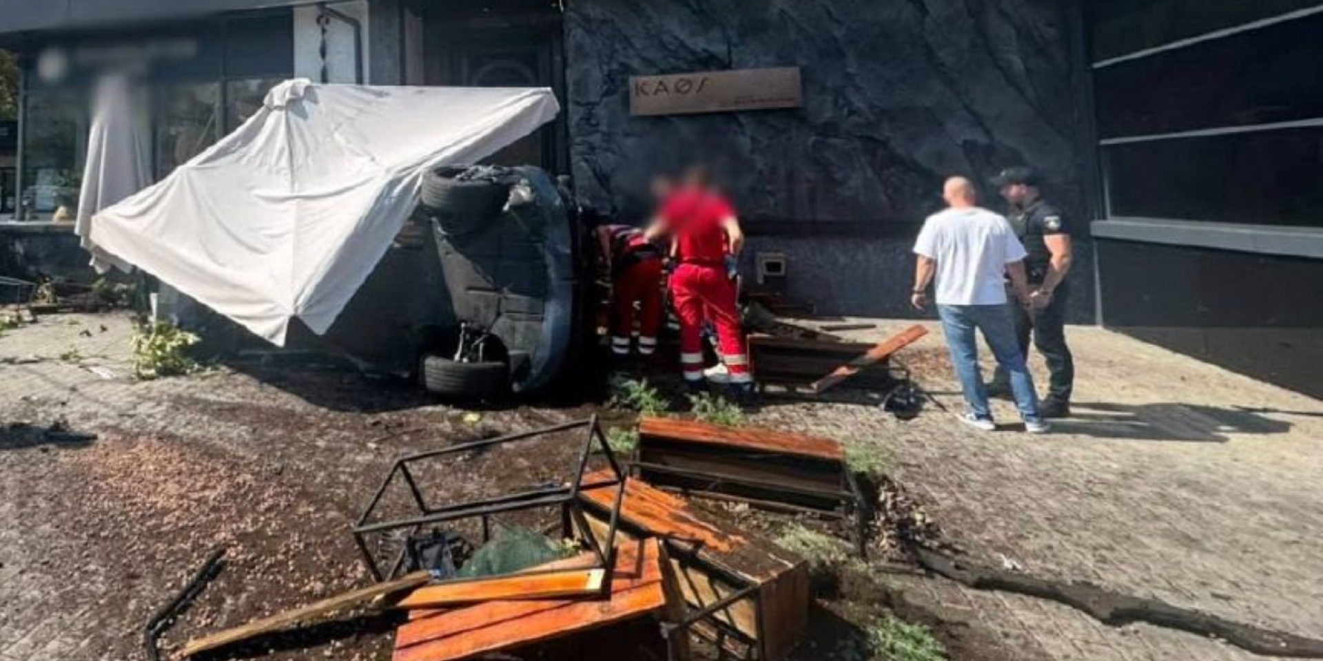 В Киеве два автомобиля въехали на летнюю террасу ресторана в Голосеевском районе (Фото: Национальная полиция Украины)