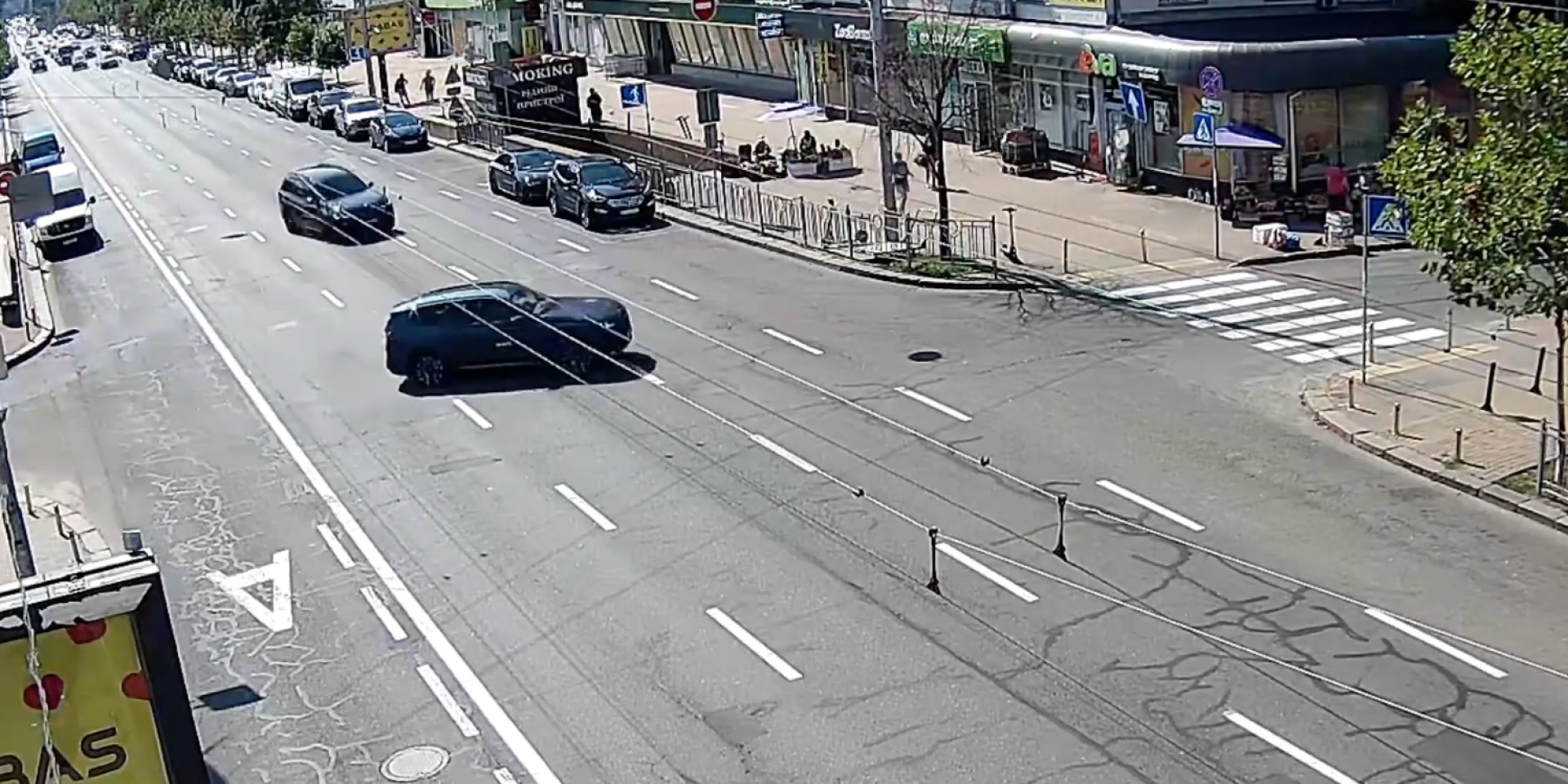Видео ДТП возле Дворца Украина, где столкнулись два автомобиля марки BMW (Фото: Национальная полиция Украины)
