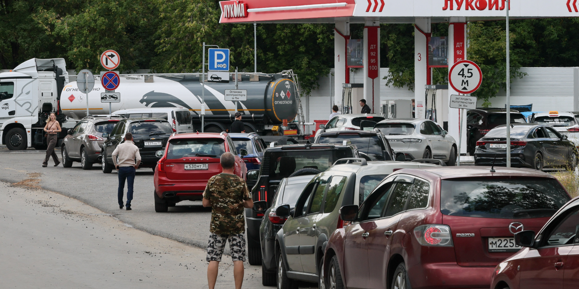 Очередь на АЗС в Москве из-за дефицита топлива после серии украинских ударов по НПЗ и сокращения производства бензина (Фото: REUTERS/Anastasia Barashkova)