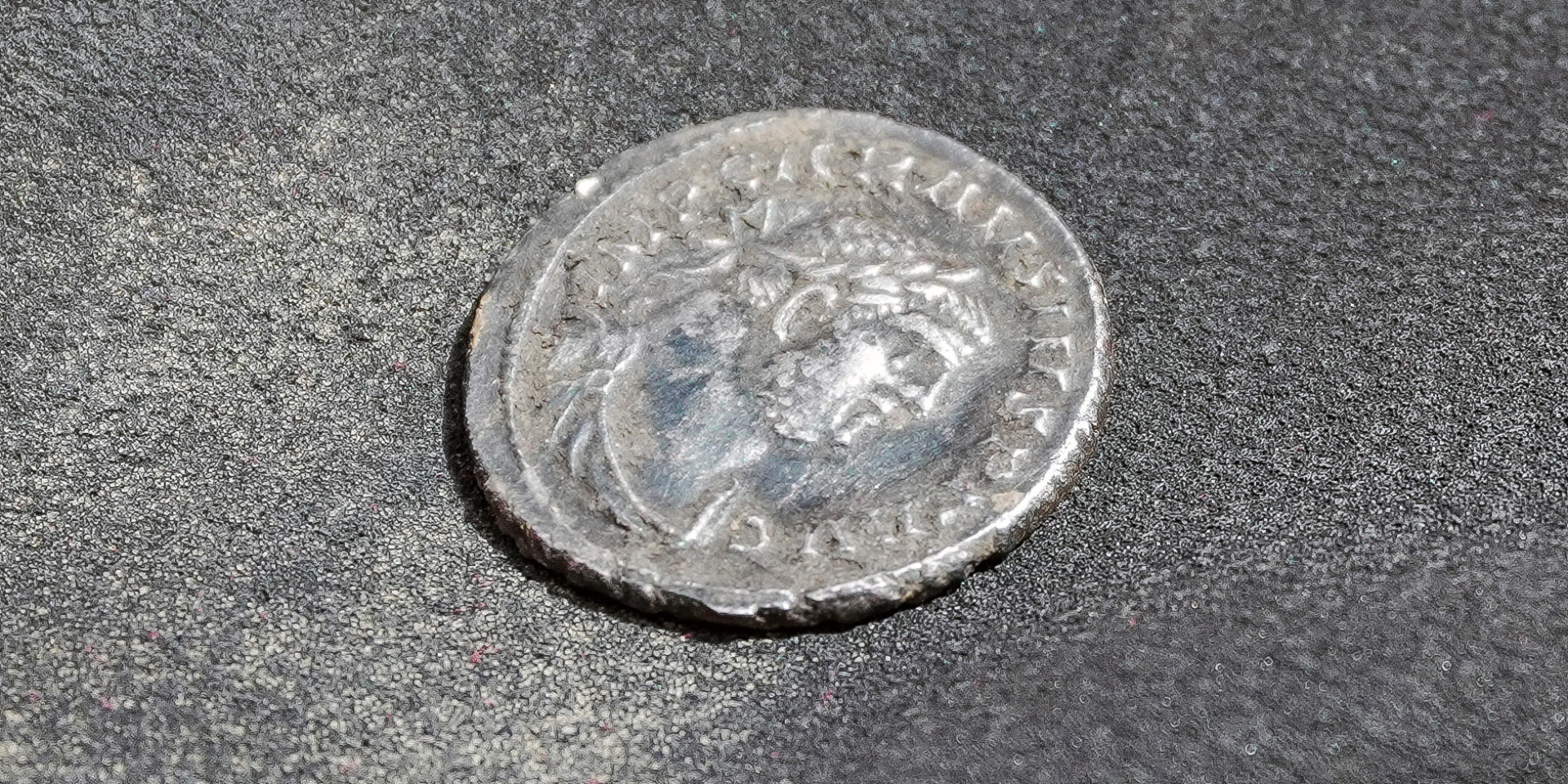 Редкую монету нашли при строительстве железной дороги (Фото: East West Railway Company)