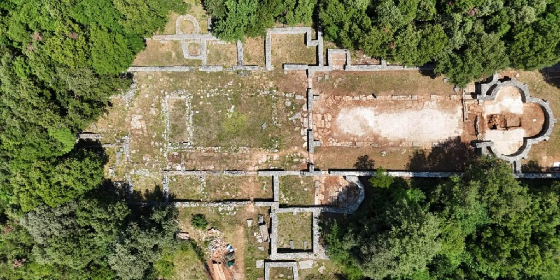 Археологи в Хорватии вновь открыли раннехристианские мозаики возрастом 1600 лет с надписями жертвователей (Фото: Йосип Селичанец — Археологический музей Истрии)