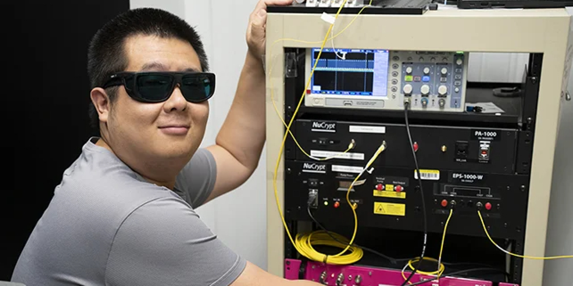 Физик из NIST Ичэн Ши с оборудованием, используемым для распределения запутанных фотонов (Фото: Меган Кинг/NIST)