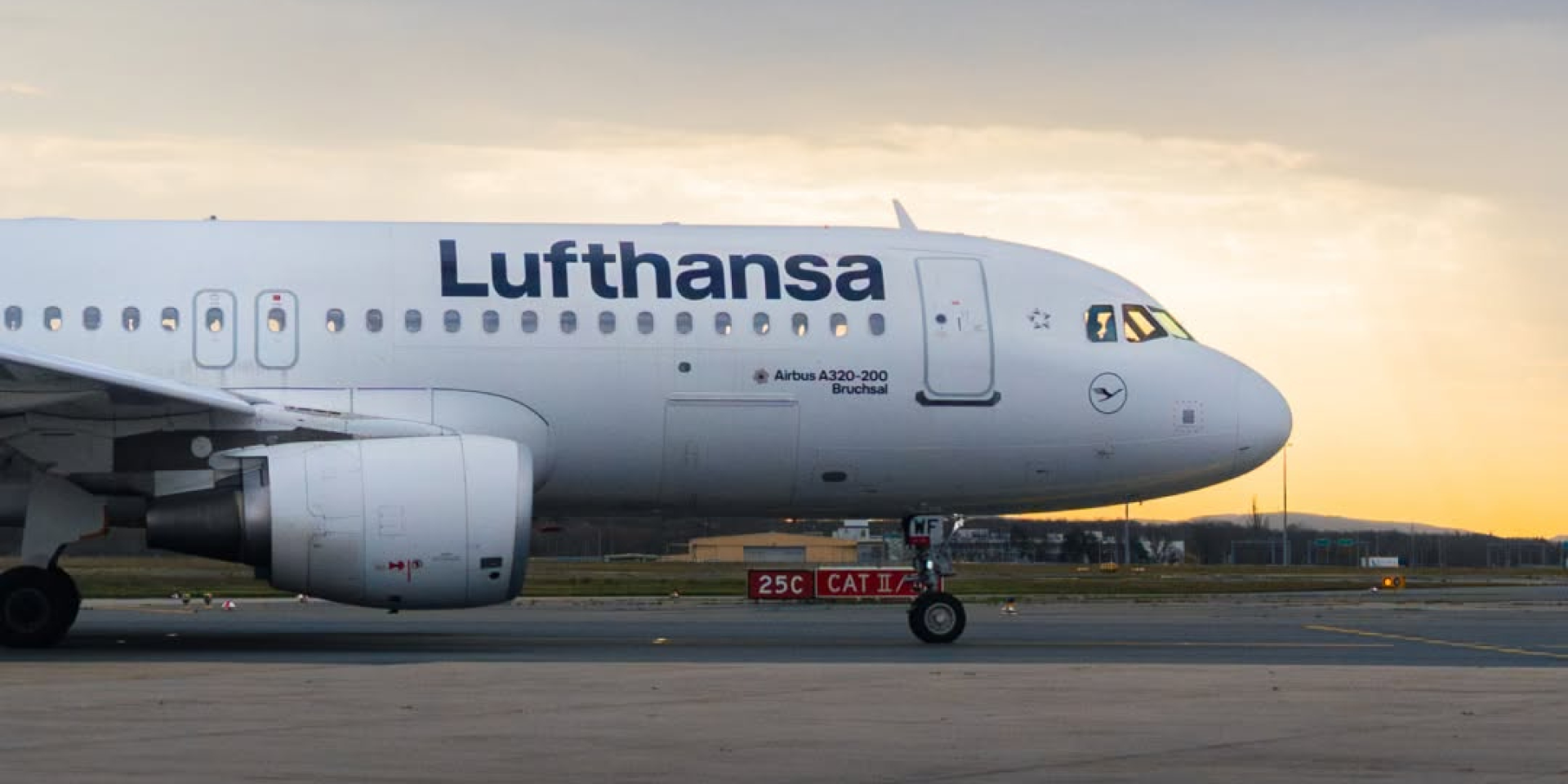 При посадке самолет повредил систему освещения аэропорта в Мюнхене (Фото: Lufthansa/Facebook)