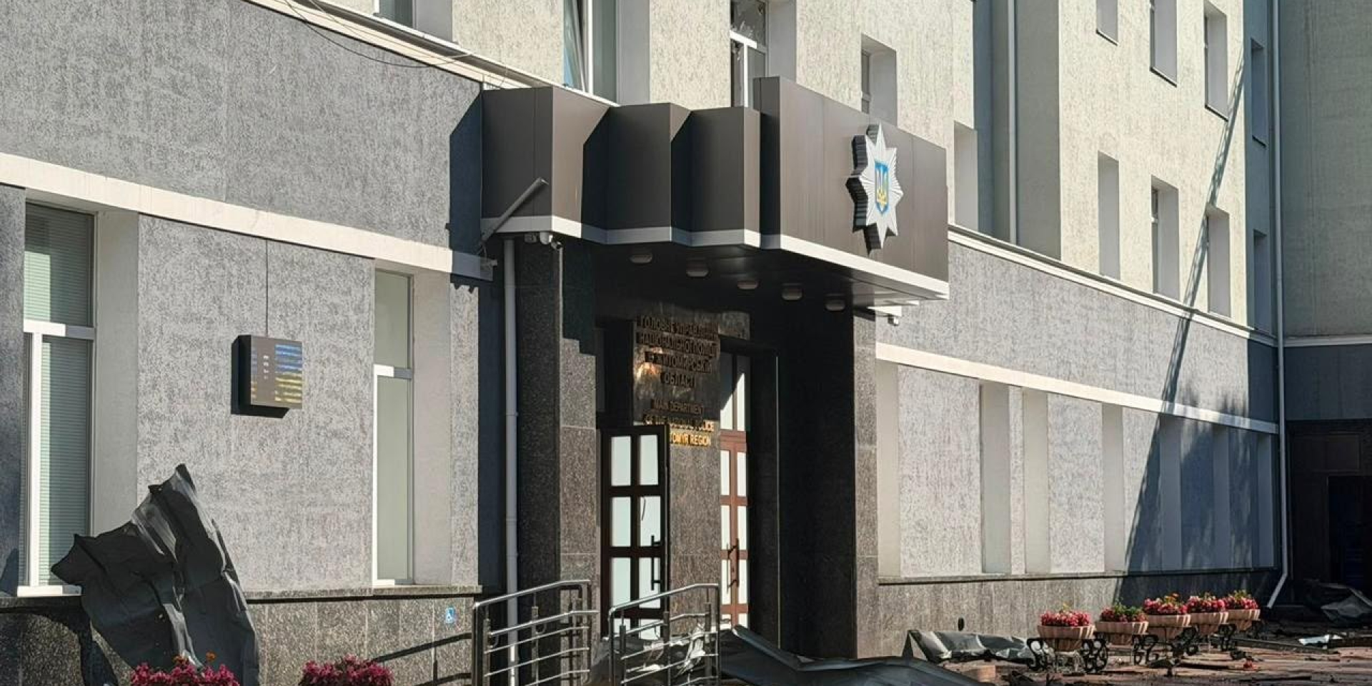 По словам главы МВД Ивана Выговского, оккупанты нанесли удар дронами именно в тот момент, когда в здании областного управления полиции в Житомире находились не только сотрудники, но и посетители — гражданские лица (Фото: Национальная полиция Украины)