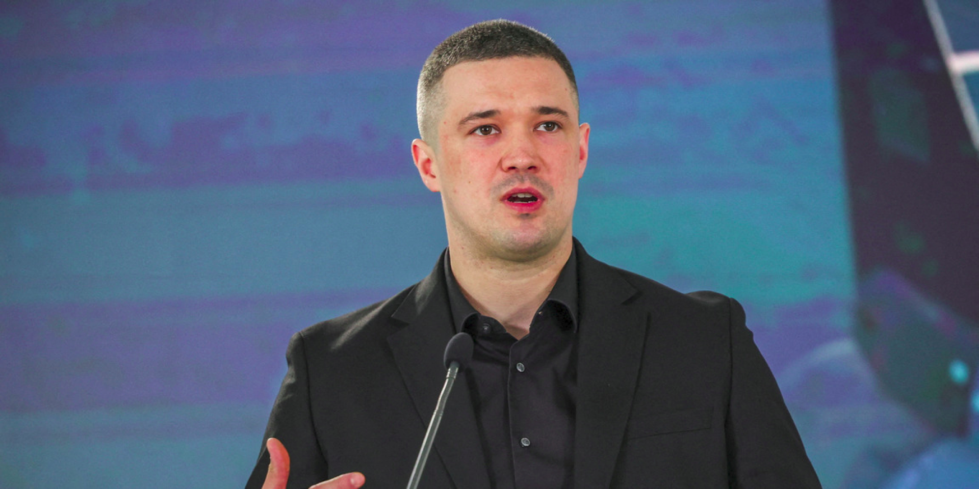Mykhailo Fedorov acted as a politician when he held a press briefing following his resignation (Photo: REUTERS/Alina Smutko)