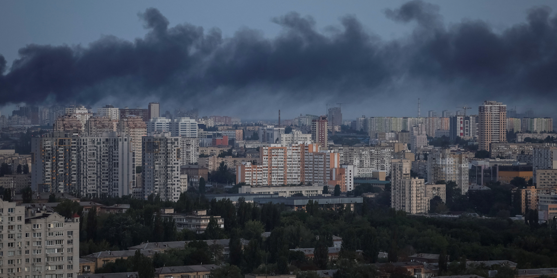 Енергетики повернули світло після атаки РФ 50 000 родин (Фото: REUTERS/Gleb Garanich)