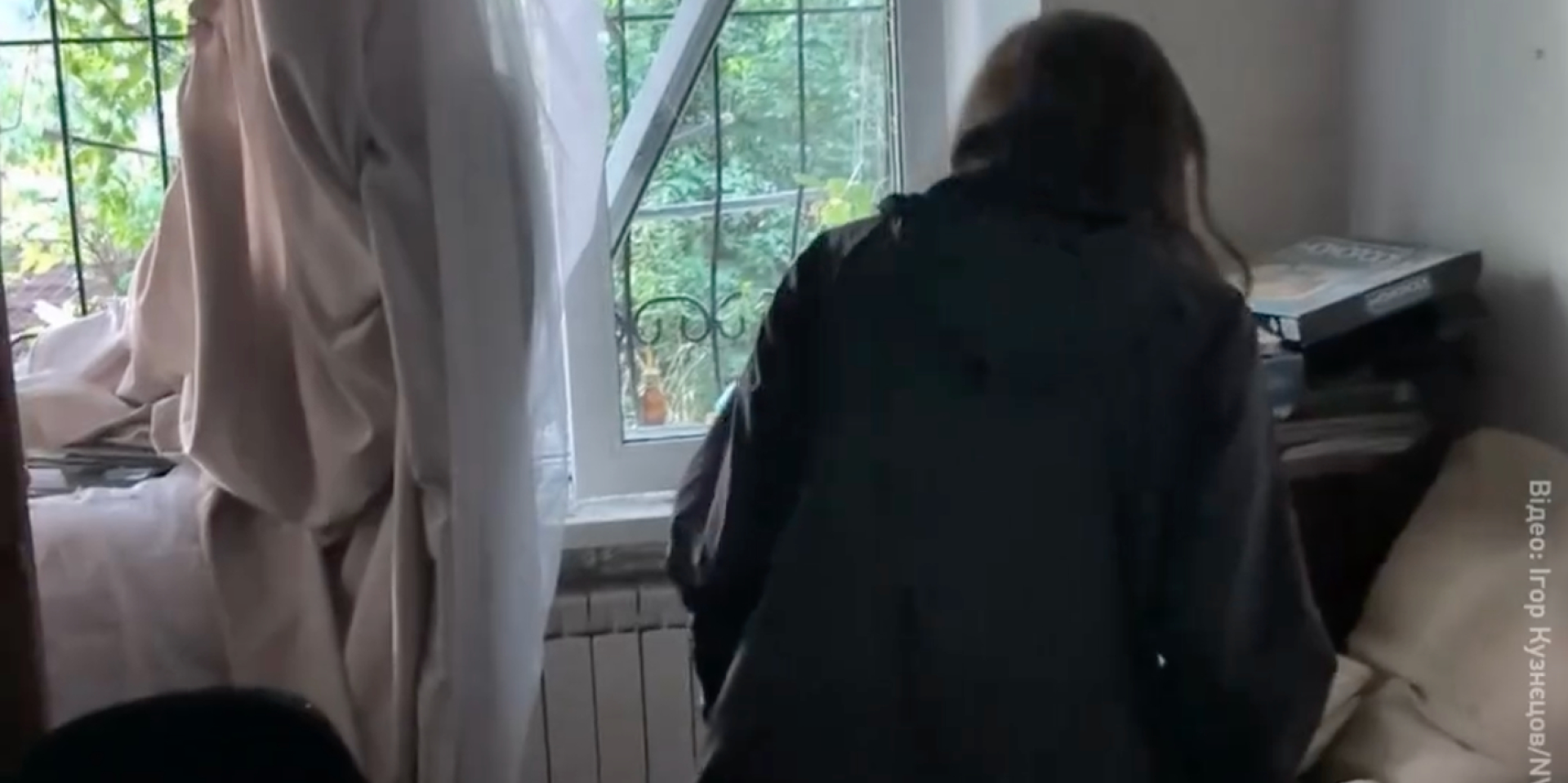 Мешканці показали зруйновану квартиру в Солом’янському районі (Фото: Ігор Кузнєцов / NV)